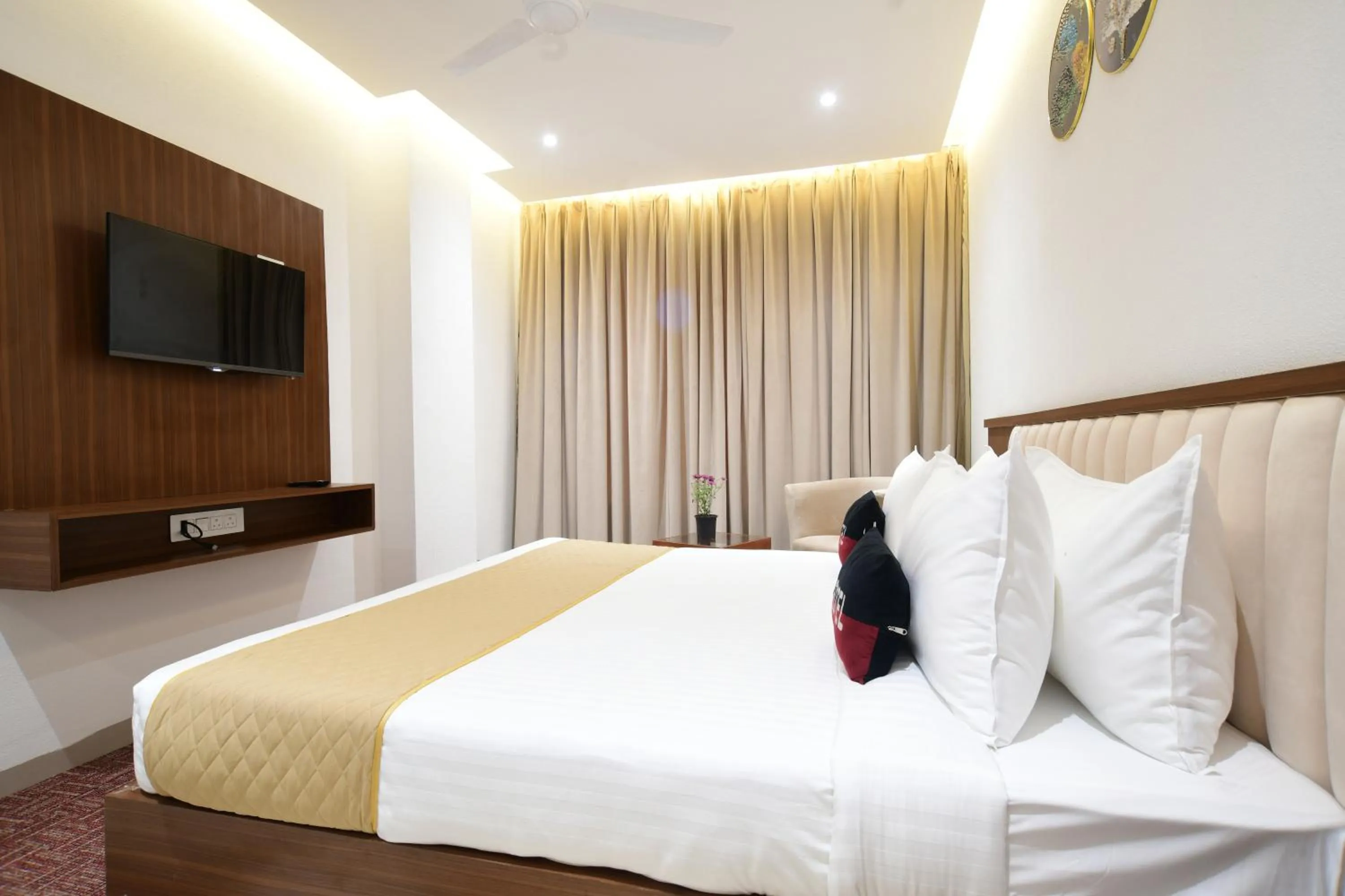 Bedroom, Bed in Aceotel Premier, Vijay Nagar