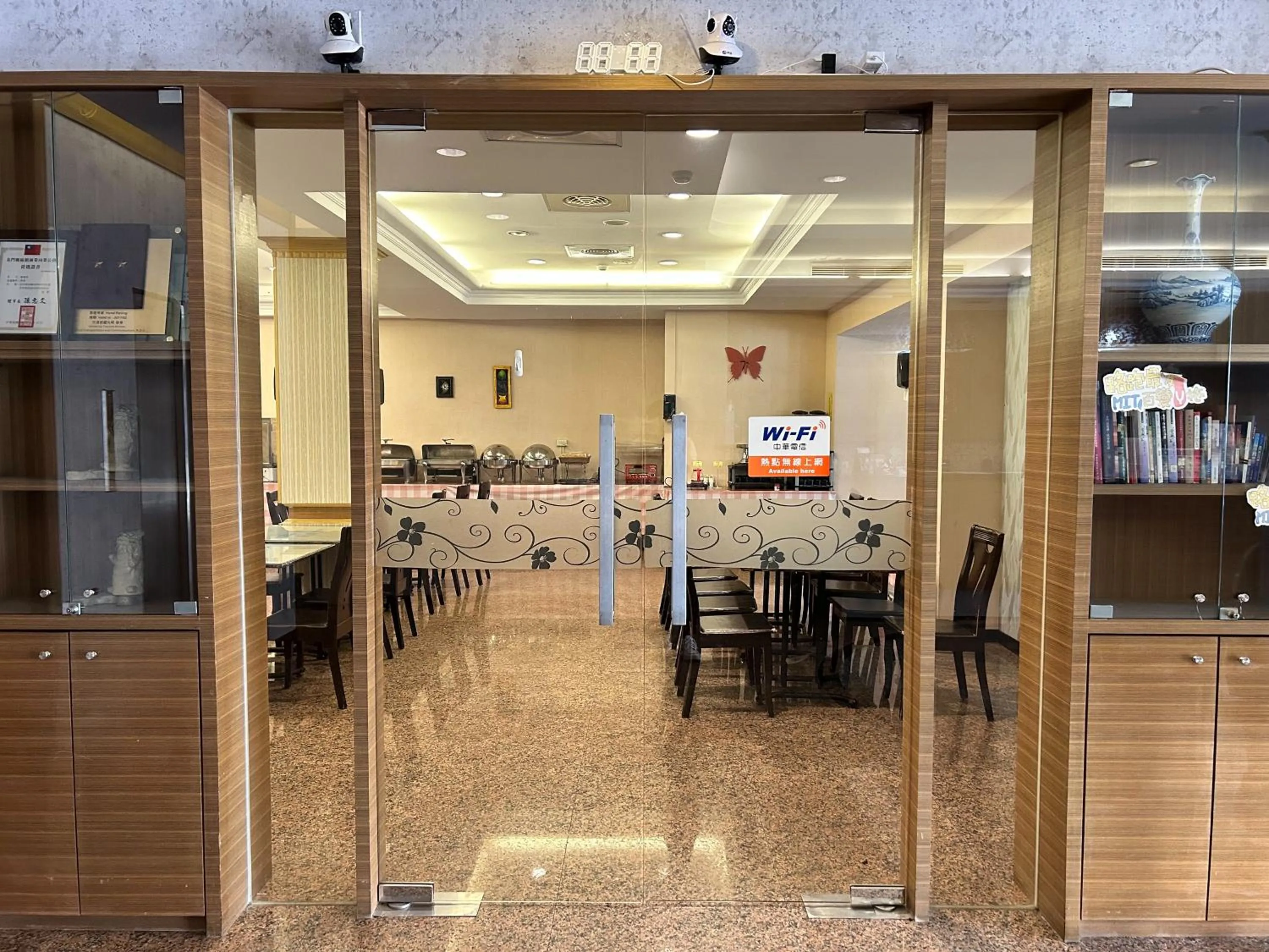 Restaurant/places to eat in Home Full Hotel