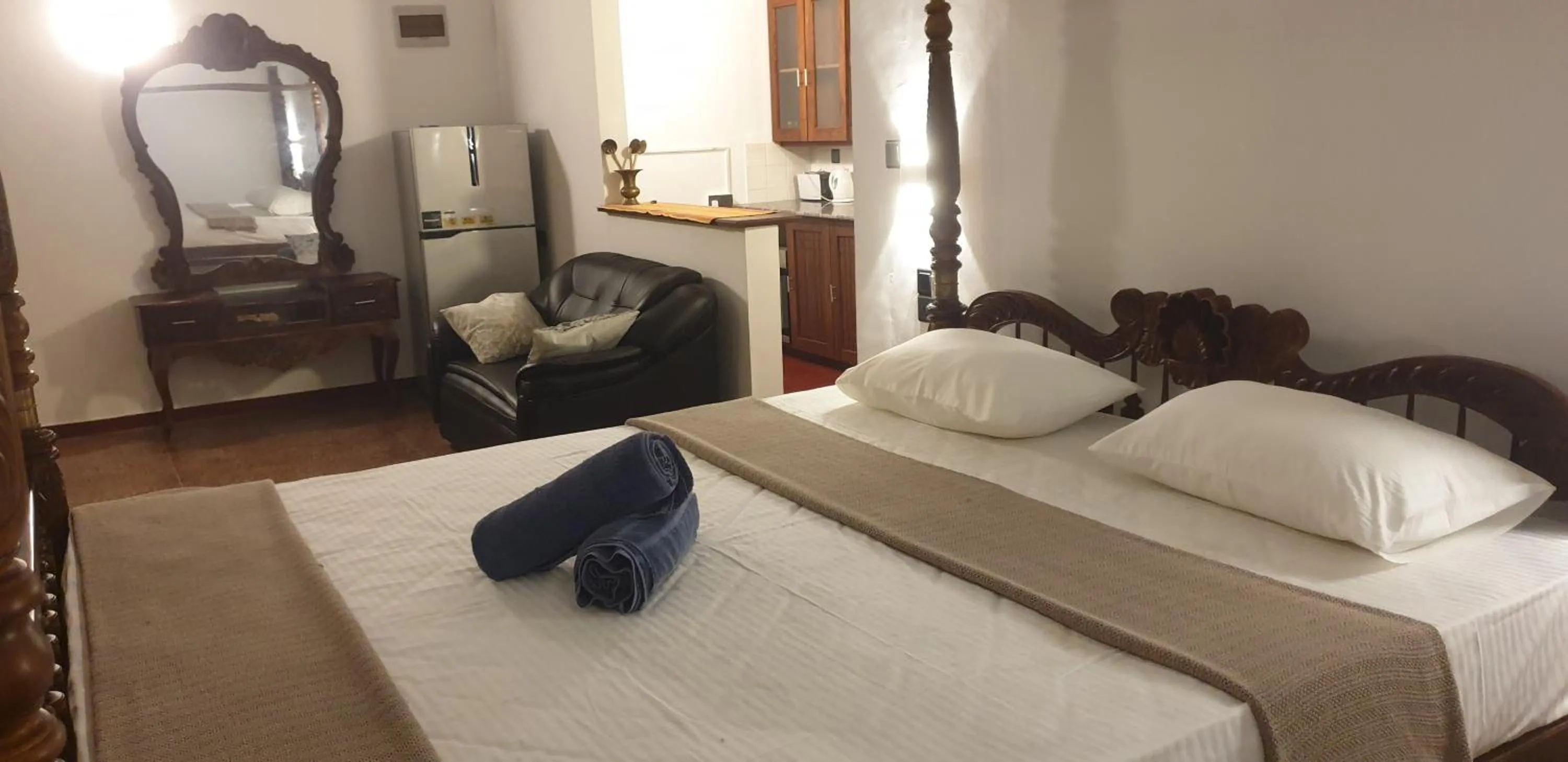 Photo of the whole room, Bed in Residence Jasmine