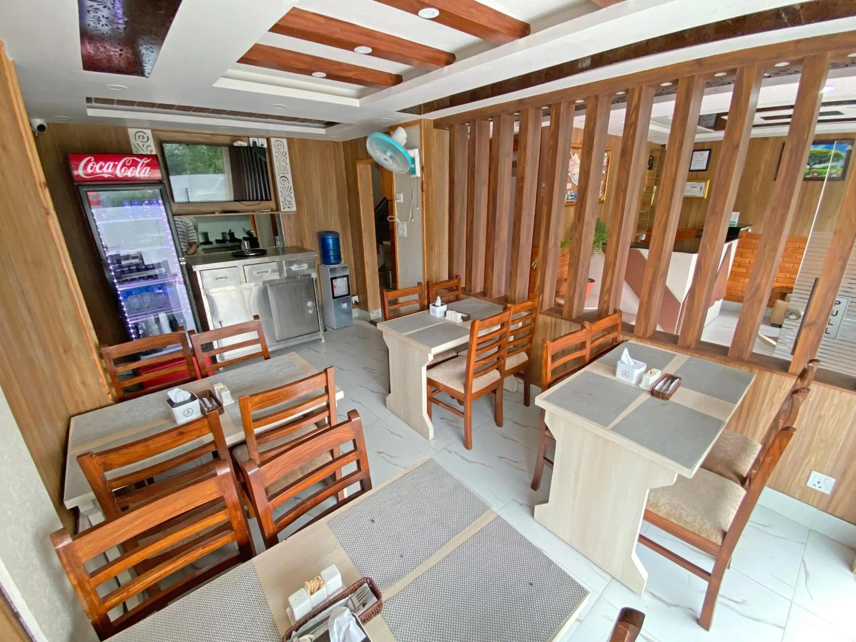 Restaurant/places to eat in Hotel Aaradhya