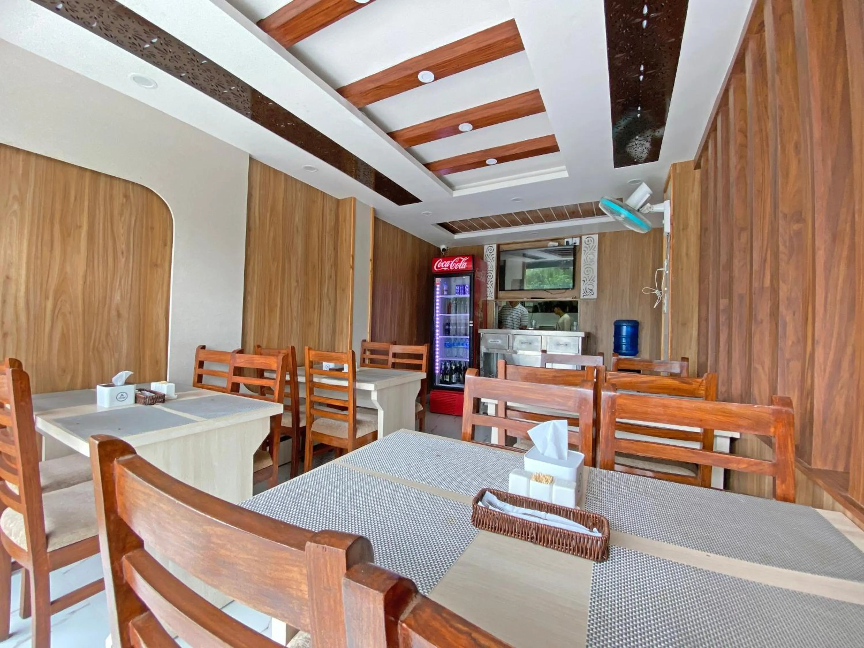 Restaurant/places to eat in Hotel Aaradhya