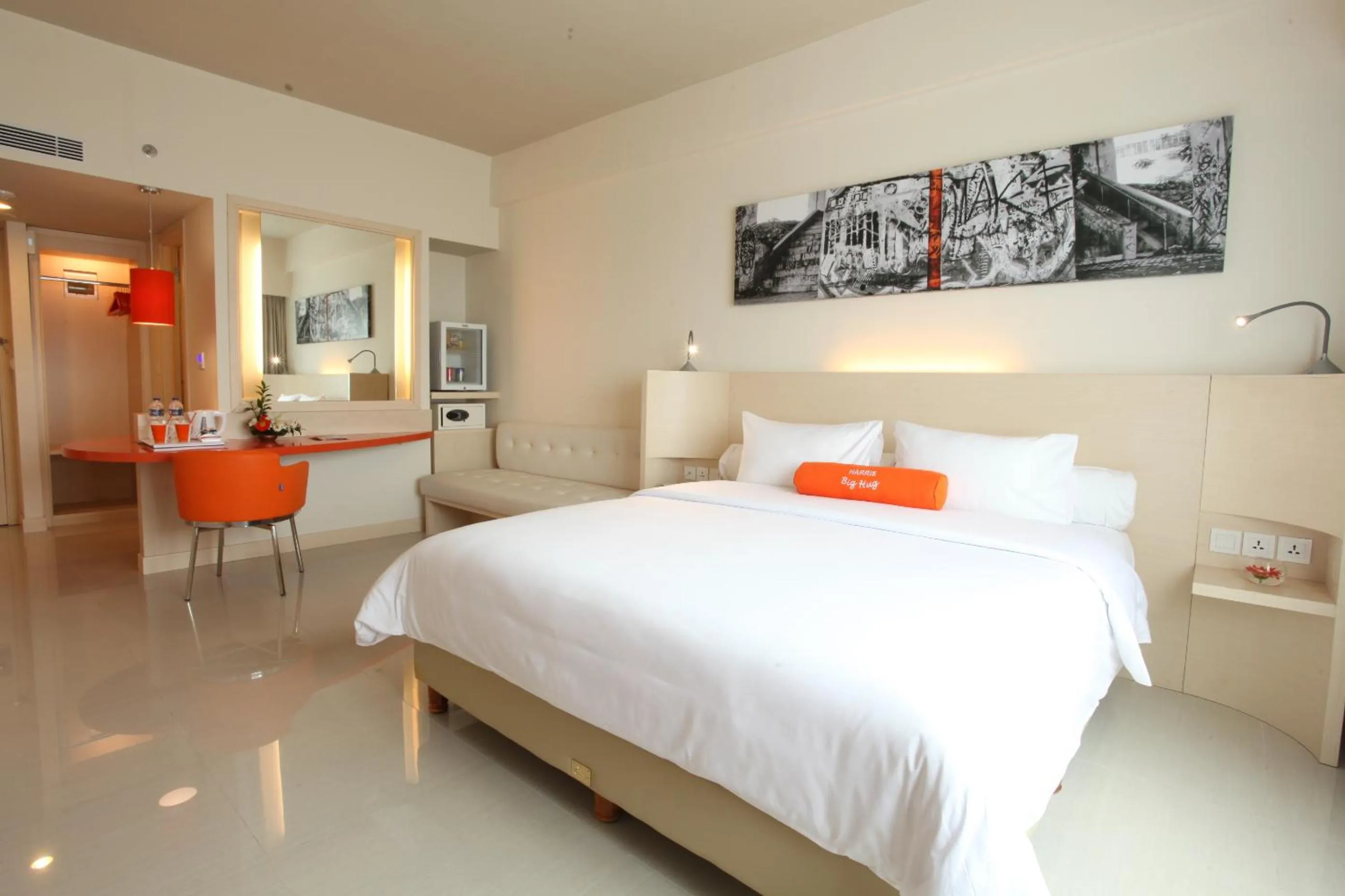 Photo of the whole room, Bed in HARRIS Hotel & Conventions Ciumbuleuit Bandung