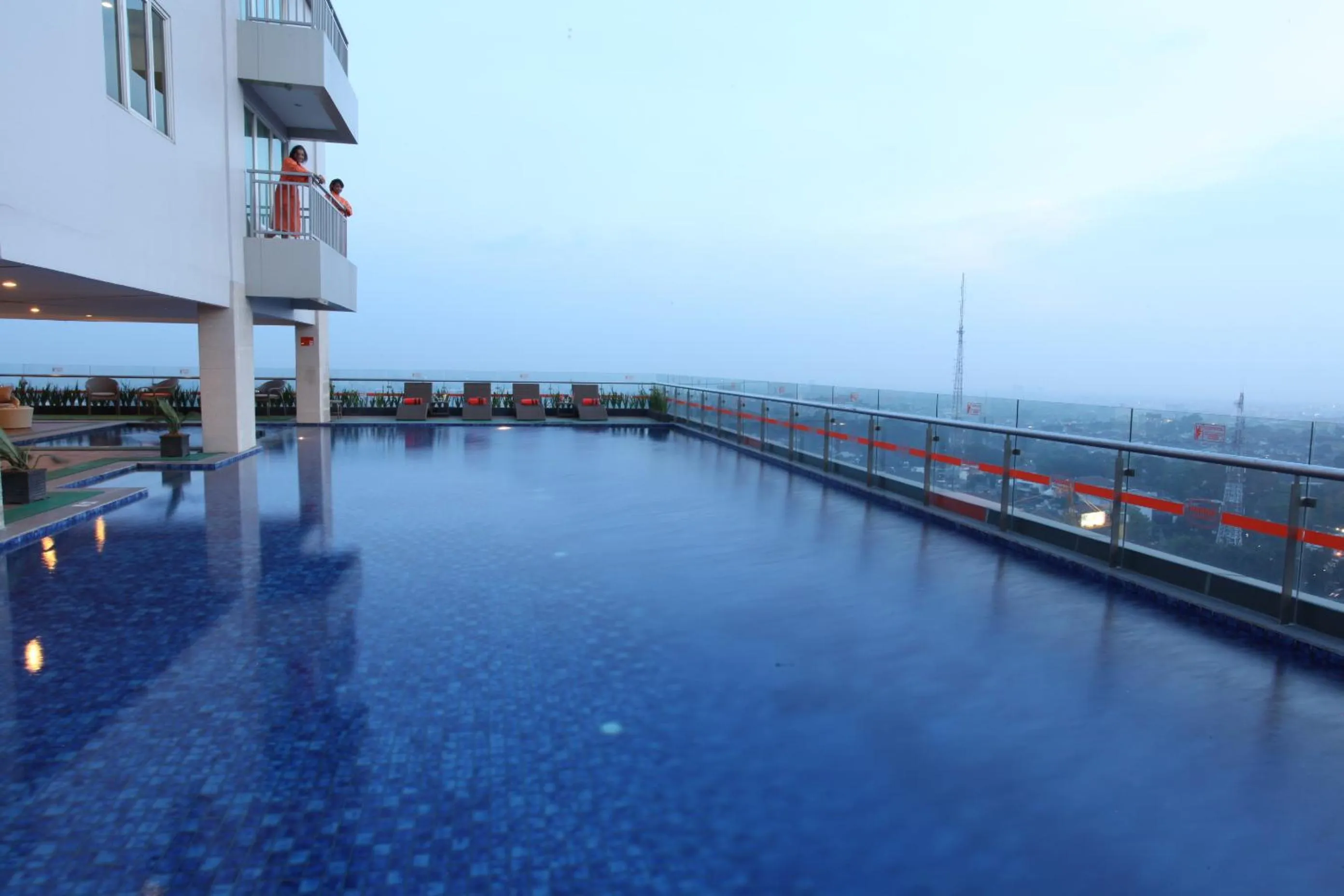 Swimming pool in HARRIS Hotel & Conventions Ciumbuleuit Bandung