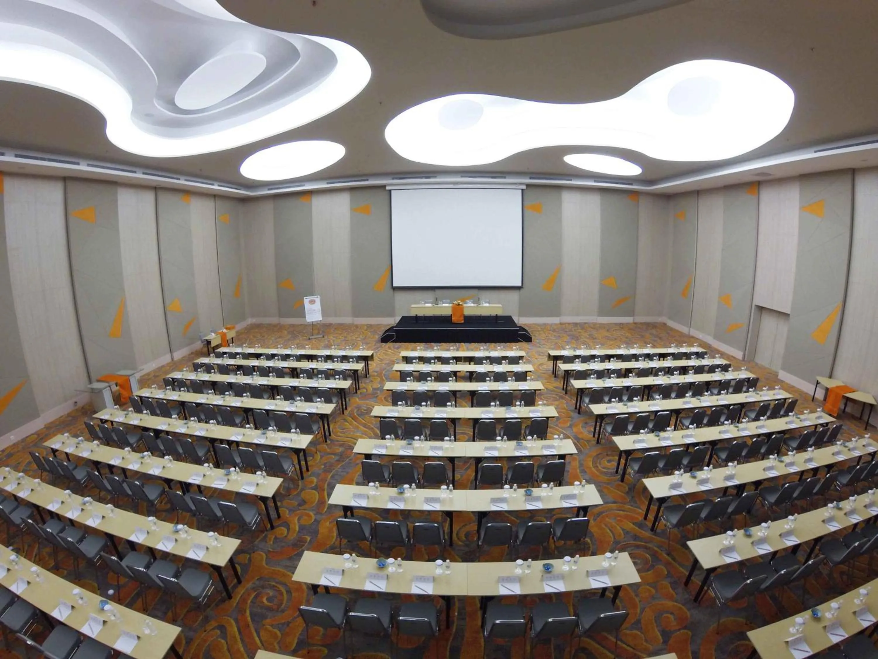 Business facilities in HARRIS Hotel & Conventions Ciumbuleuit Bandung
