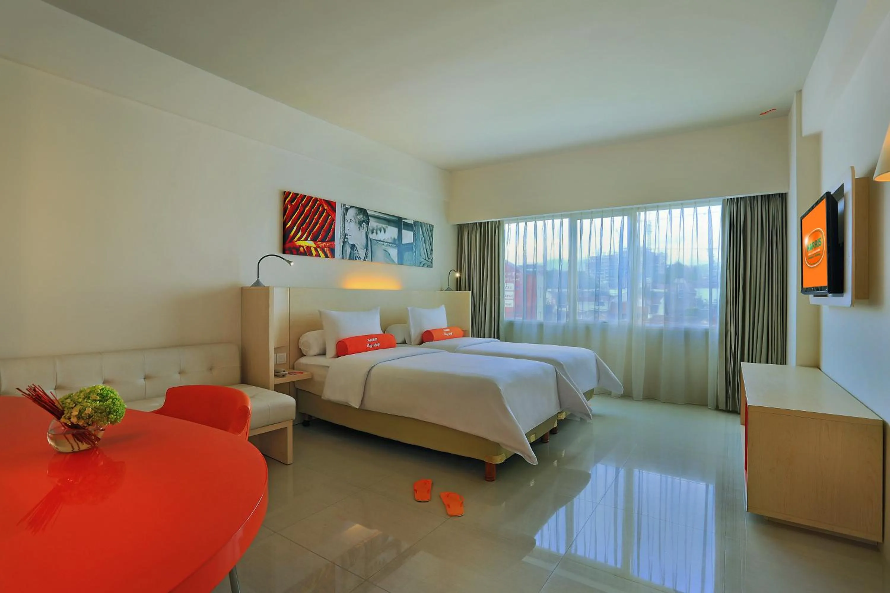 Photo of the whole room, Bed in HARRIS Hotel & Conventions Ciumbuleuit Bandung