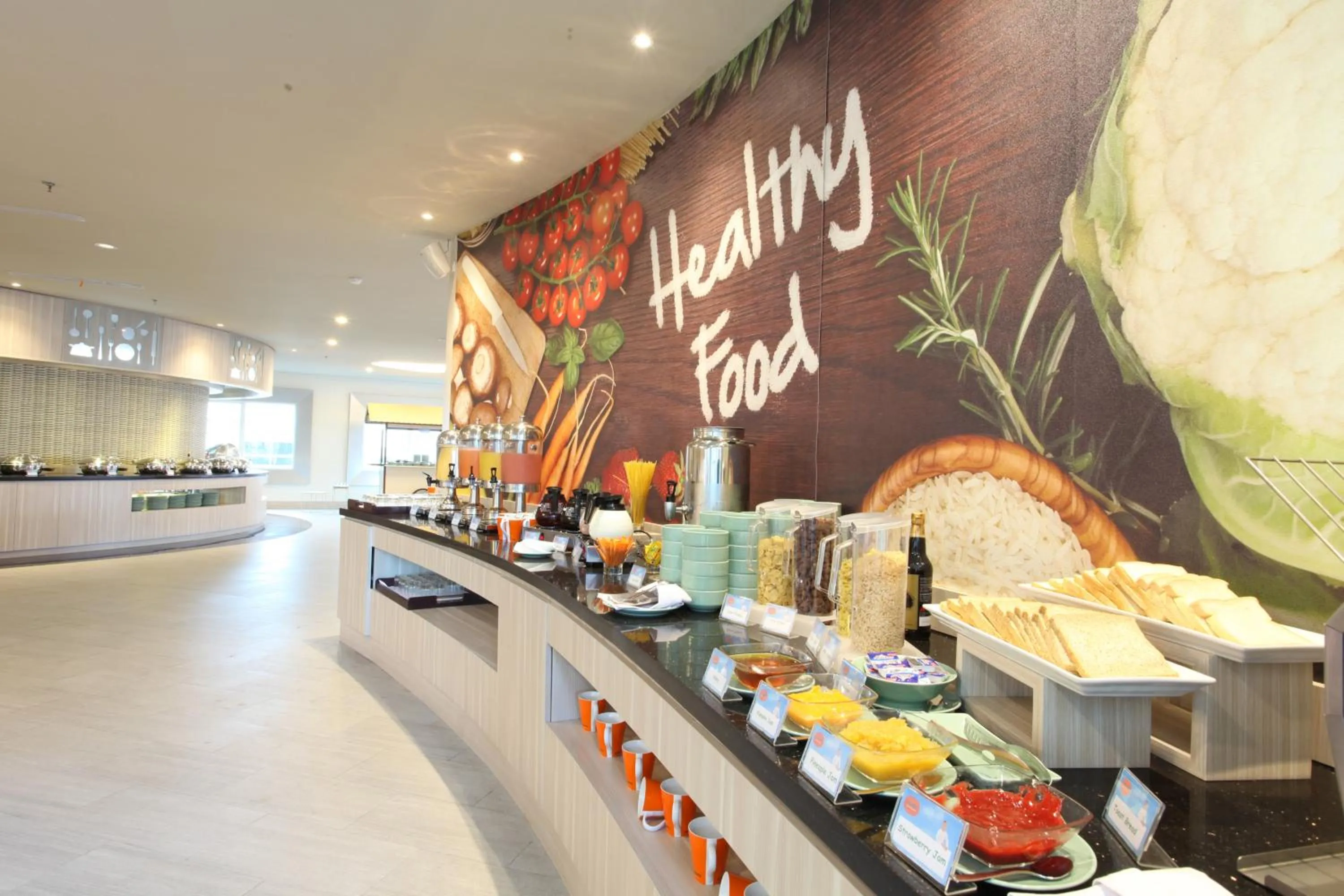 Restaurant/places to eat in HARRIS Hotel & Conventions Ciumbuleuit Bandung