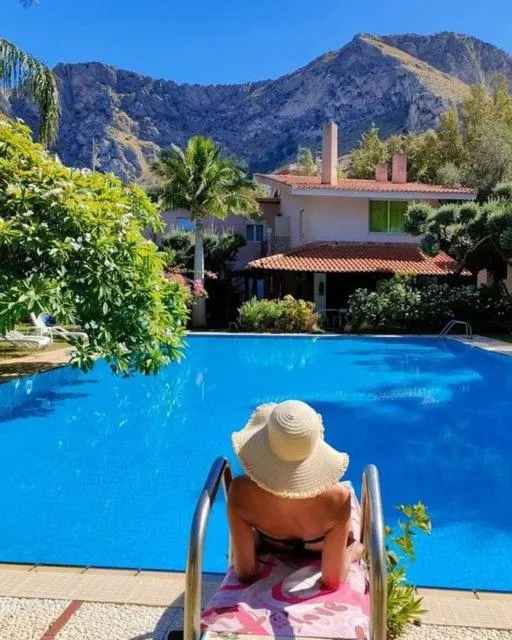 Swimming pool in Villa Megna - Green Paradise B&B