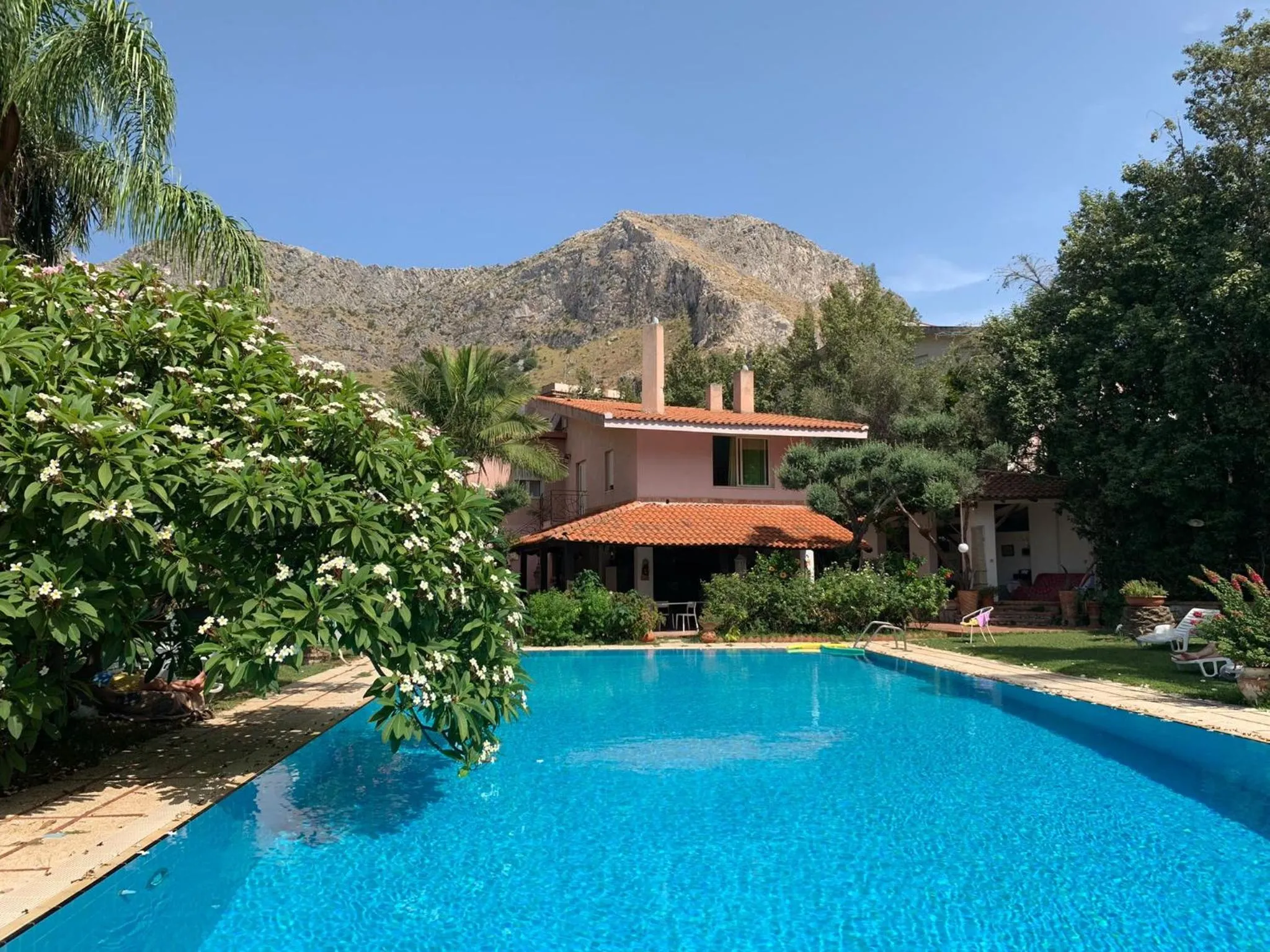 Swimming pool in Villa Megna - Green Paradise B&B