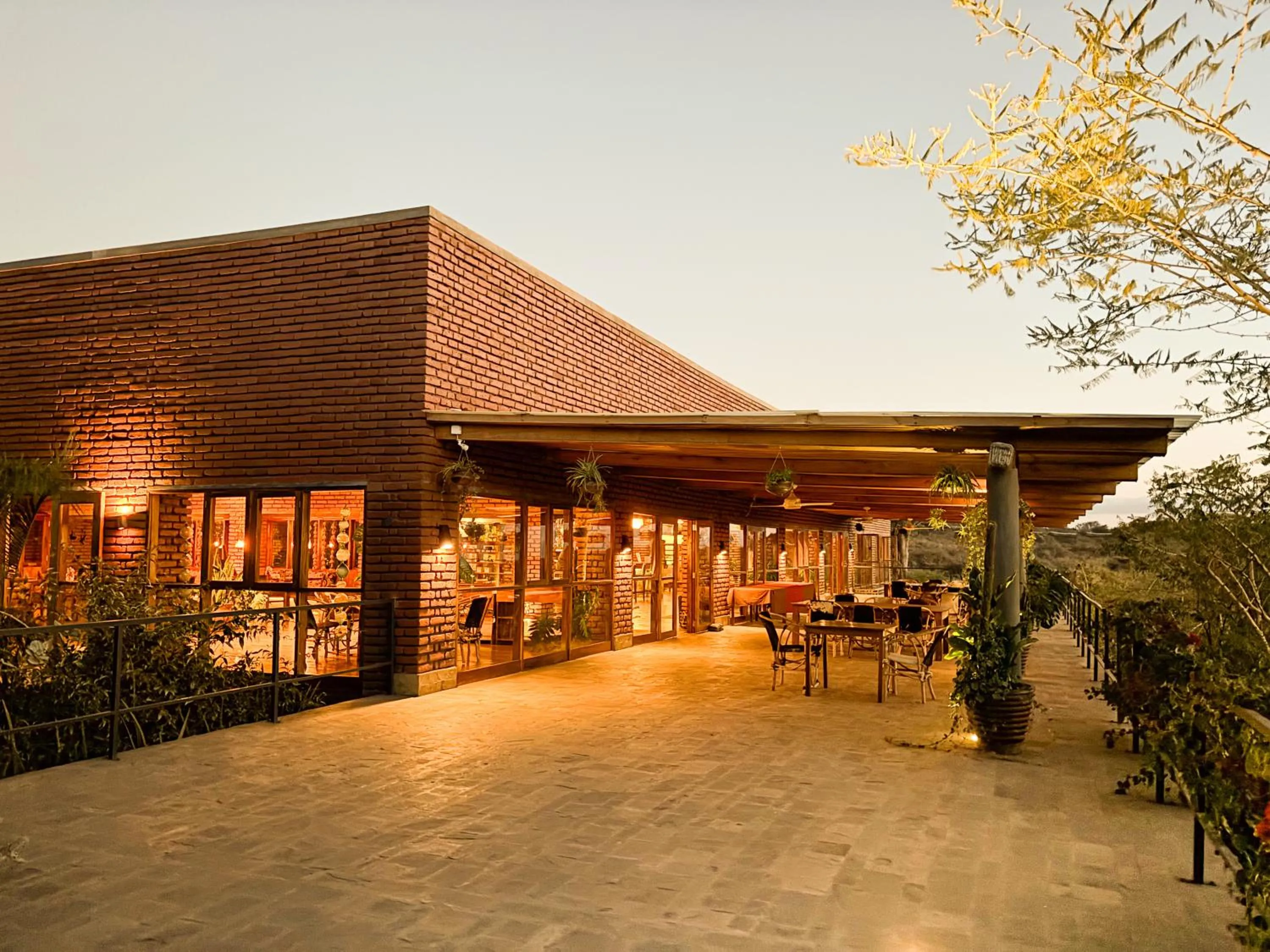Restaurant/places to eat in Suricata Boma Lodge