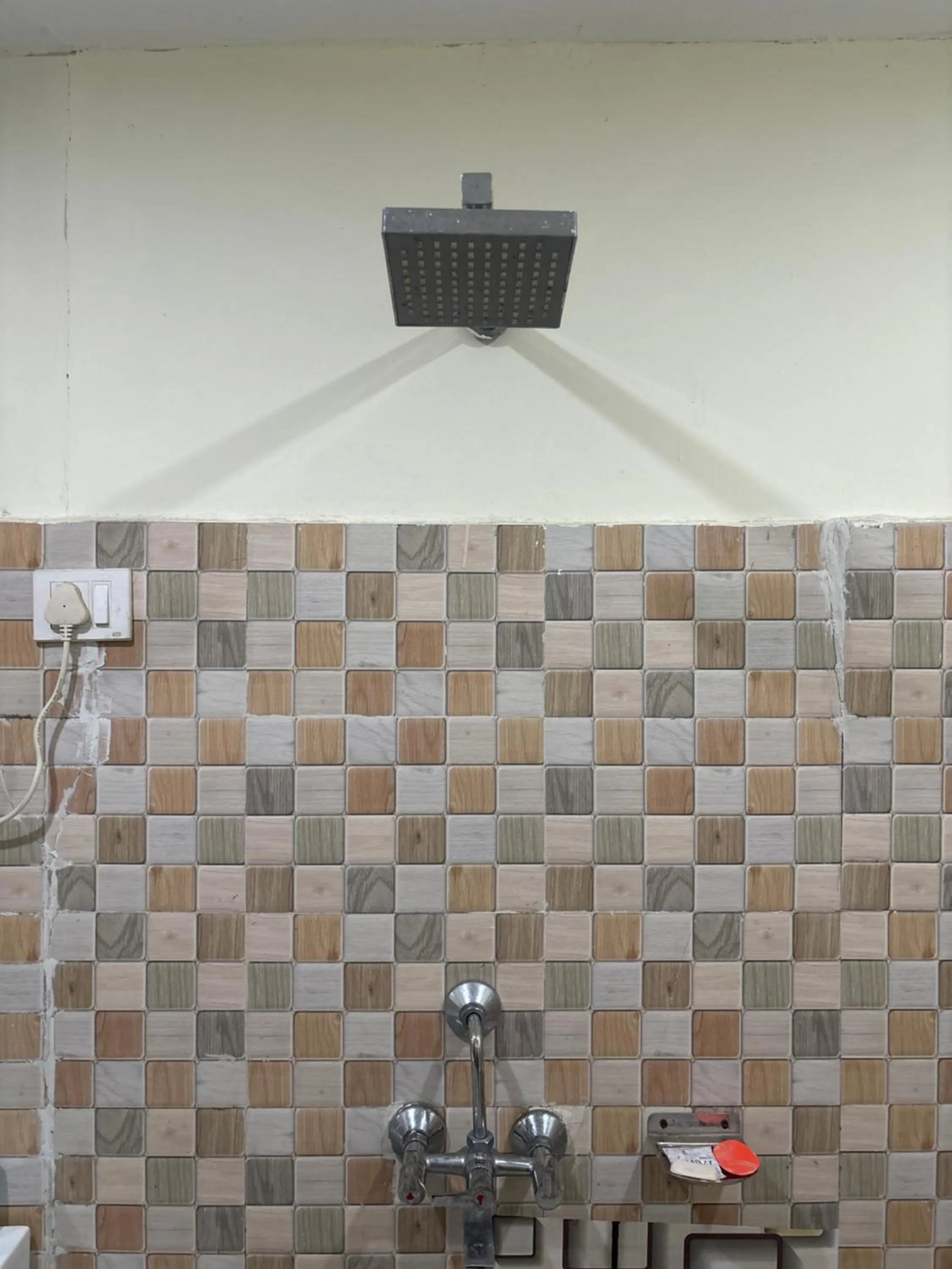 Shower in The Green Valley Resort Kanatal