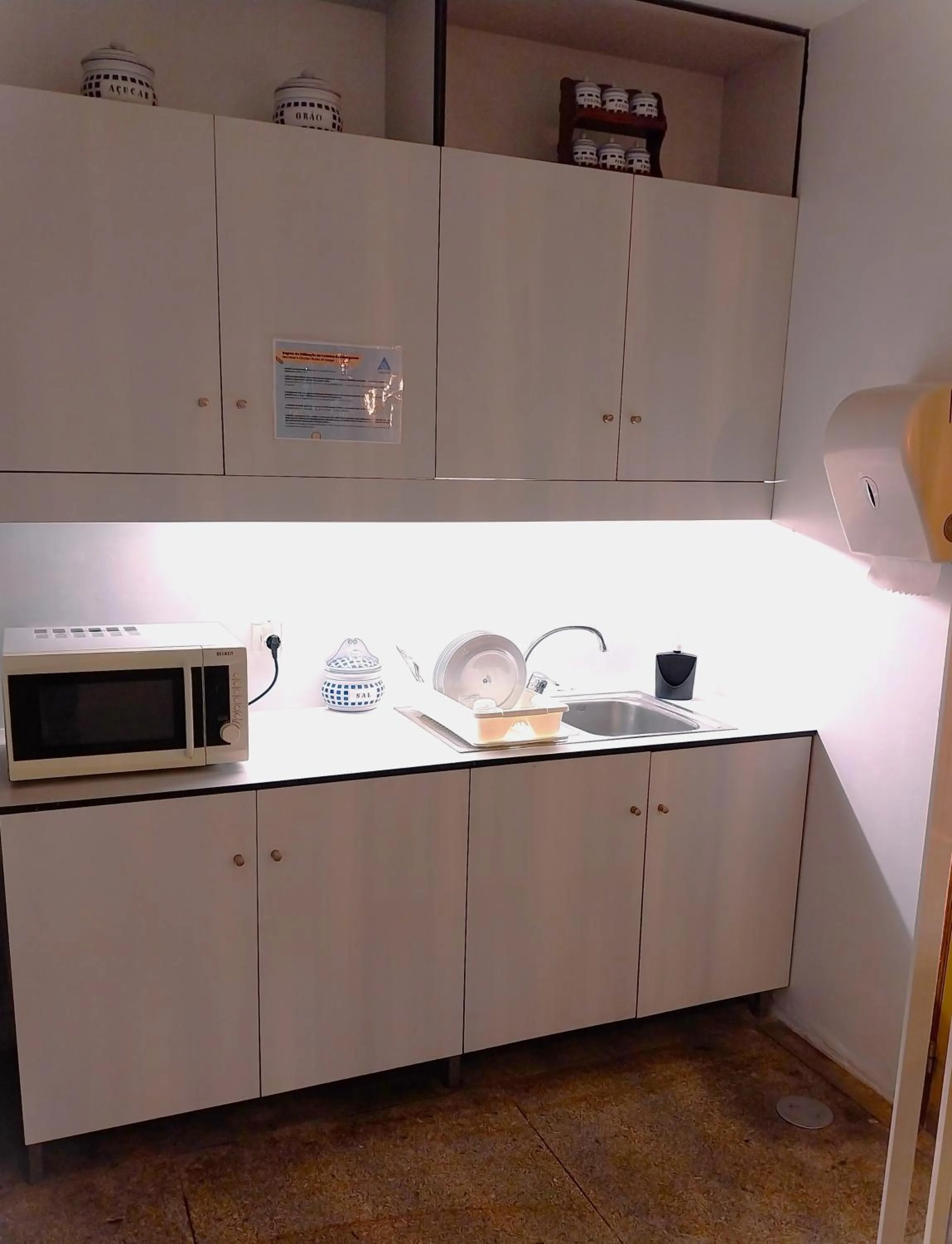 Communal kitchen in HI Ponte de Lima - Pousada de Juventude