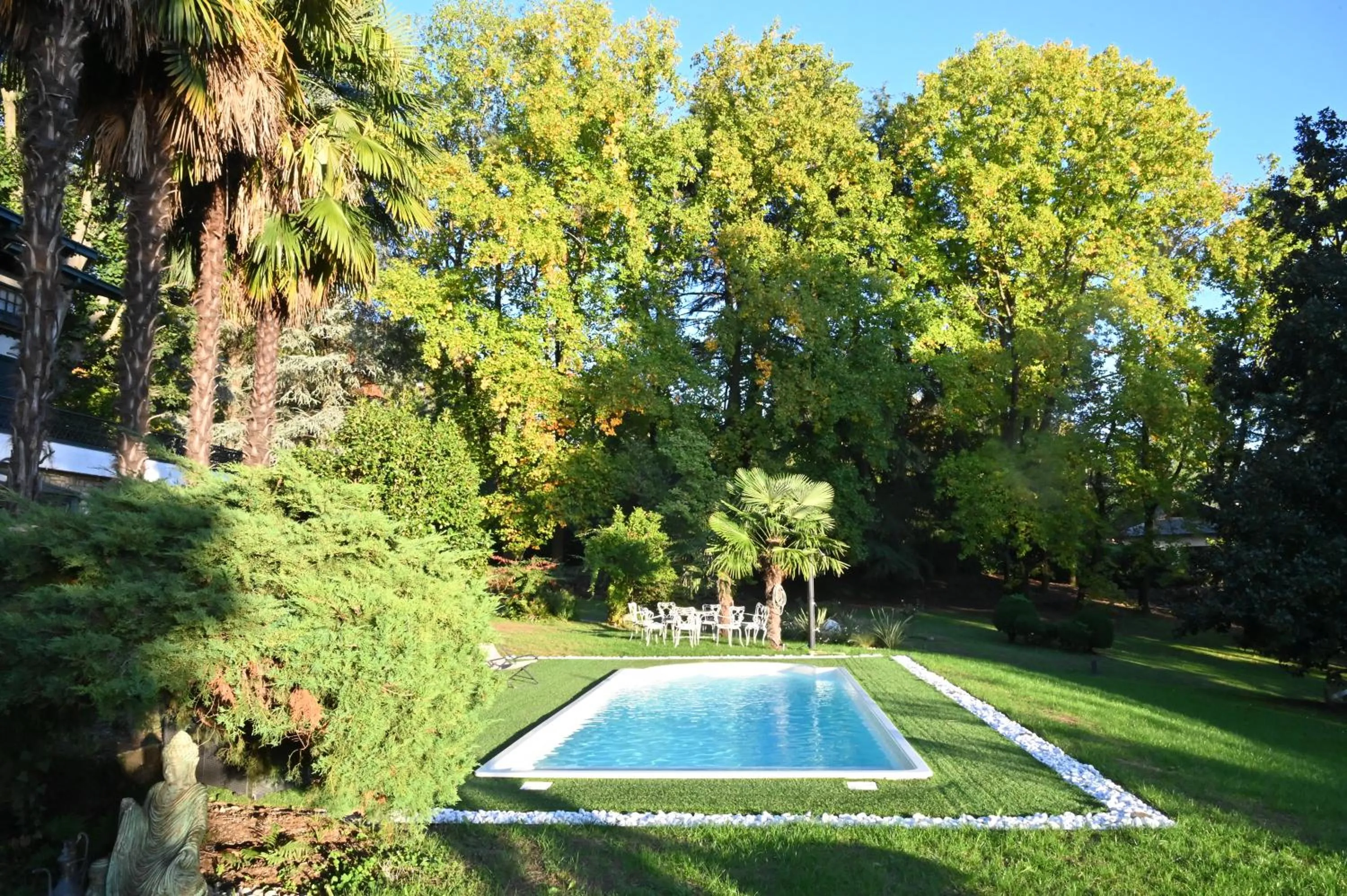 Swimming pool in Villa Sofia luxury home between Como and MIlano