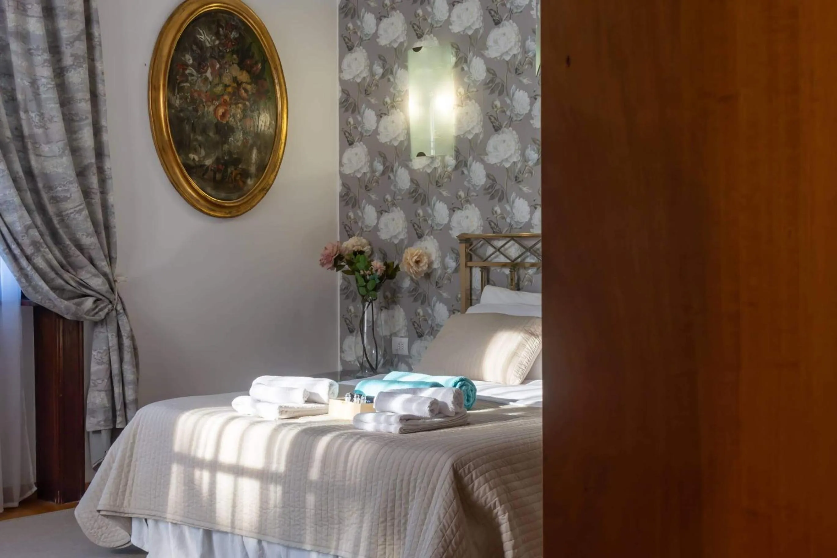 Bedroom, Bed in Villa Sofia luxury home between Como and MIlano