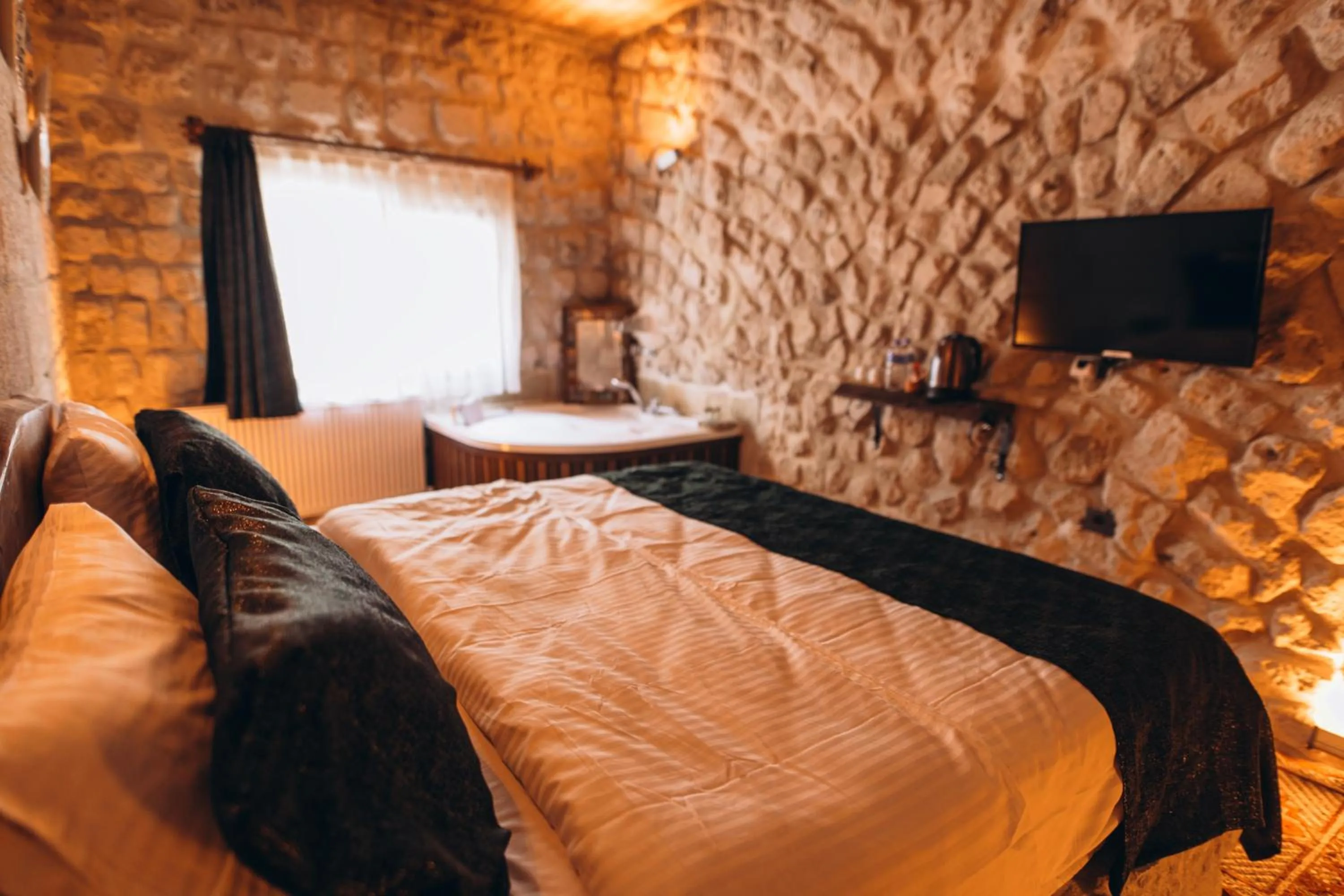 Bed in İsadora Cave Cappadocia
