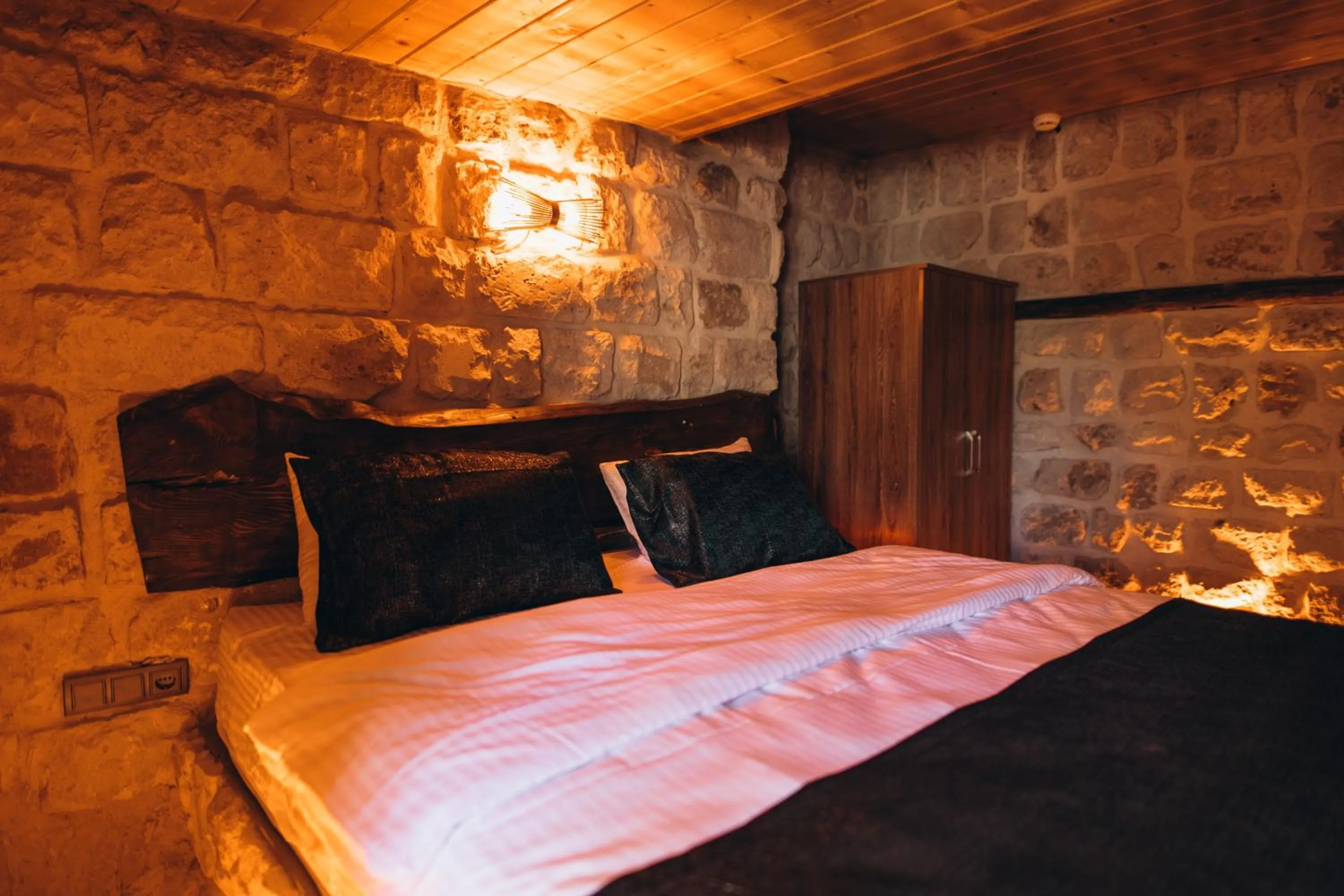 Bed in İsadora Cave Cappadocia