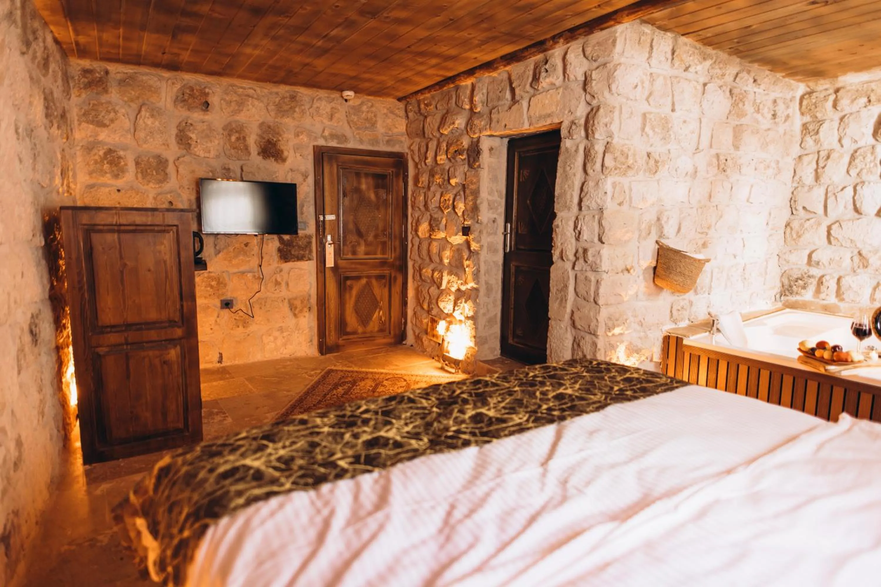 Bed in İsadora Cave Cappadocia