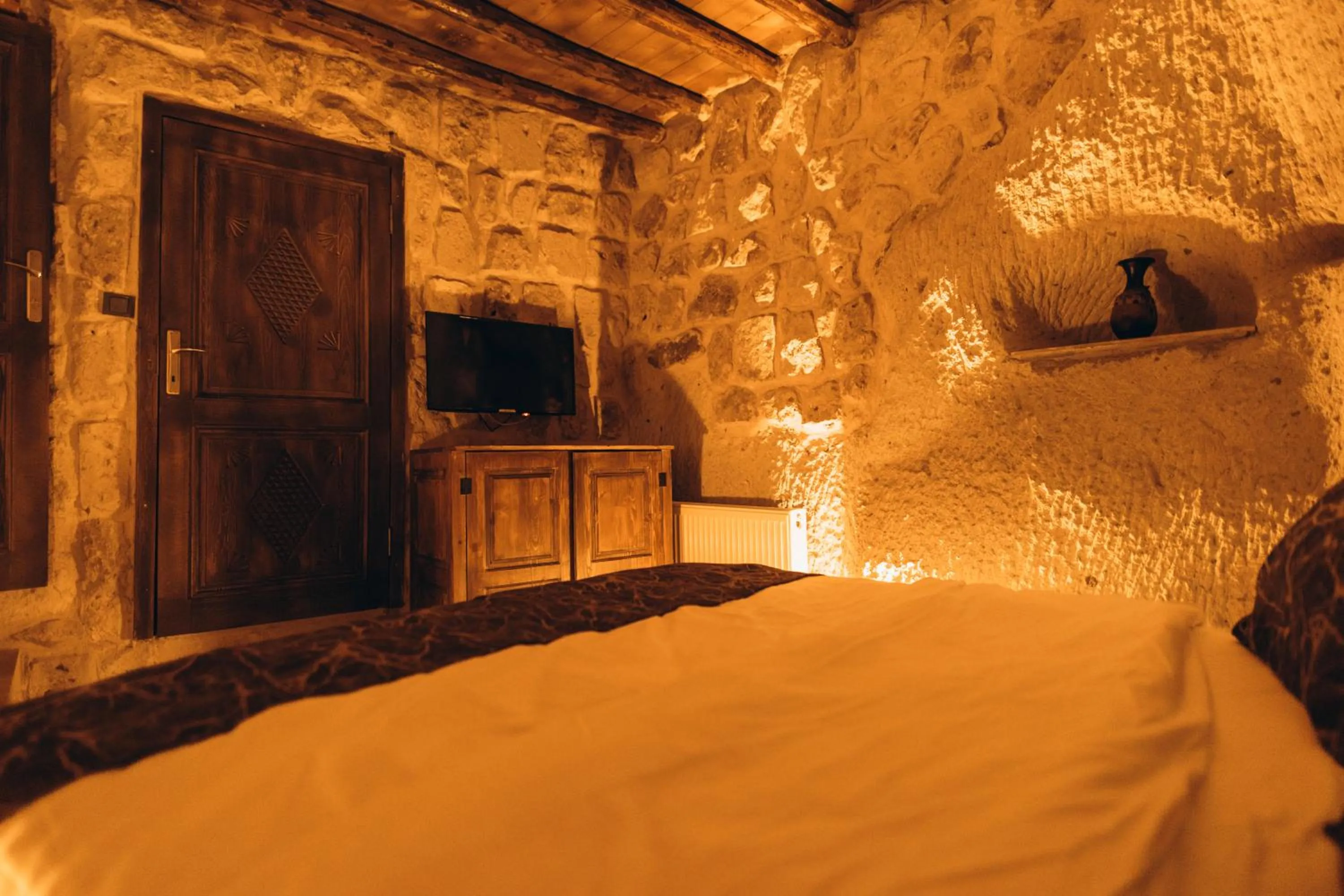 Bed in İsadora Cave Cappadocia