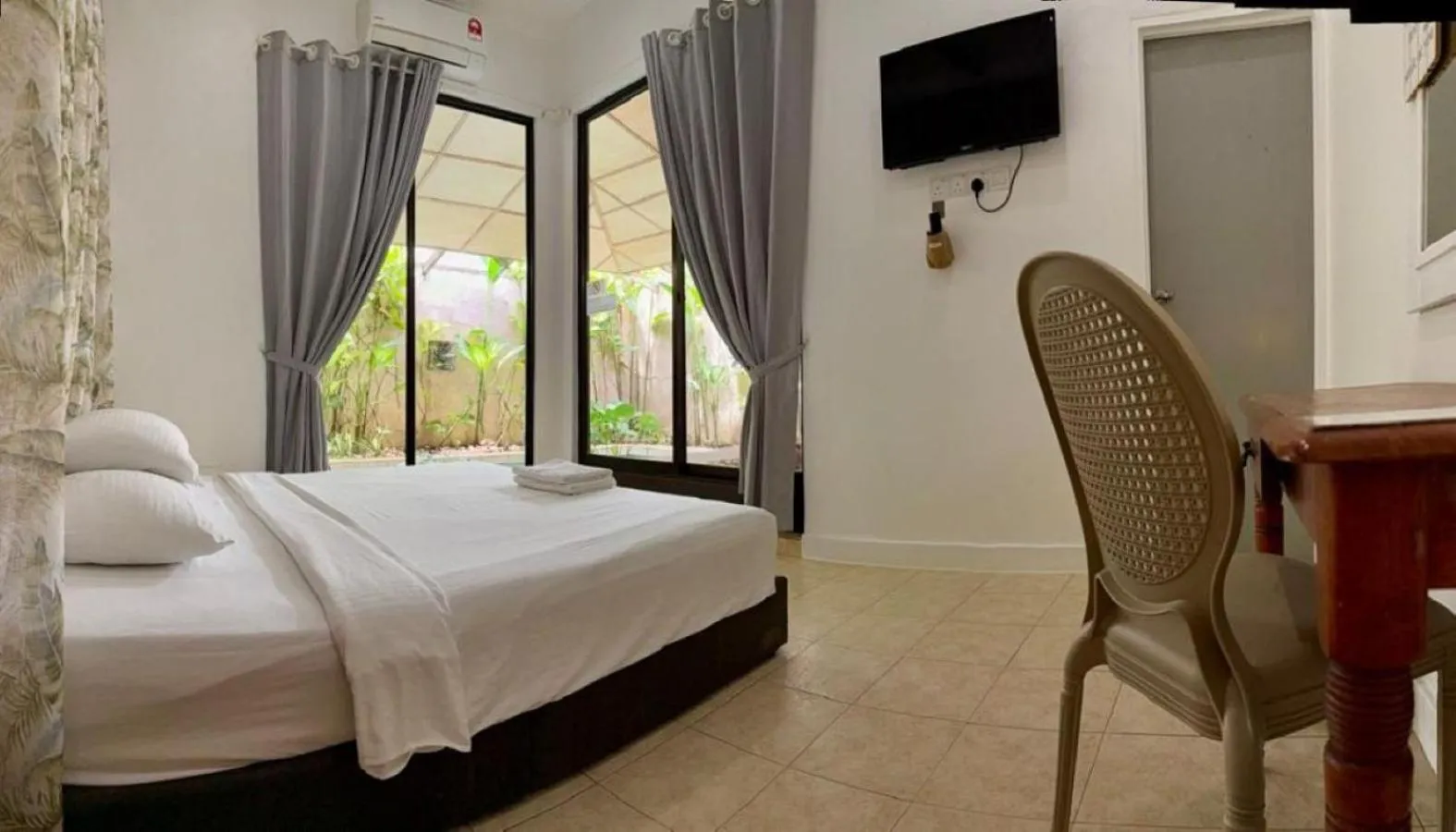 Photo of the whole room, Bed in Ardour Lodge "B" Wing