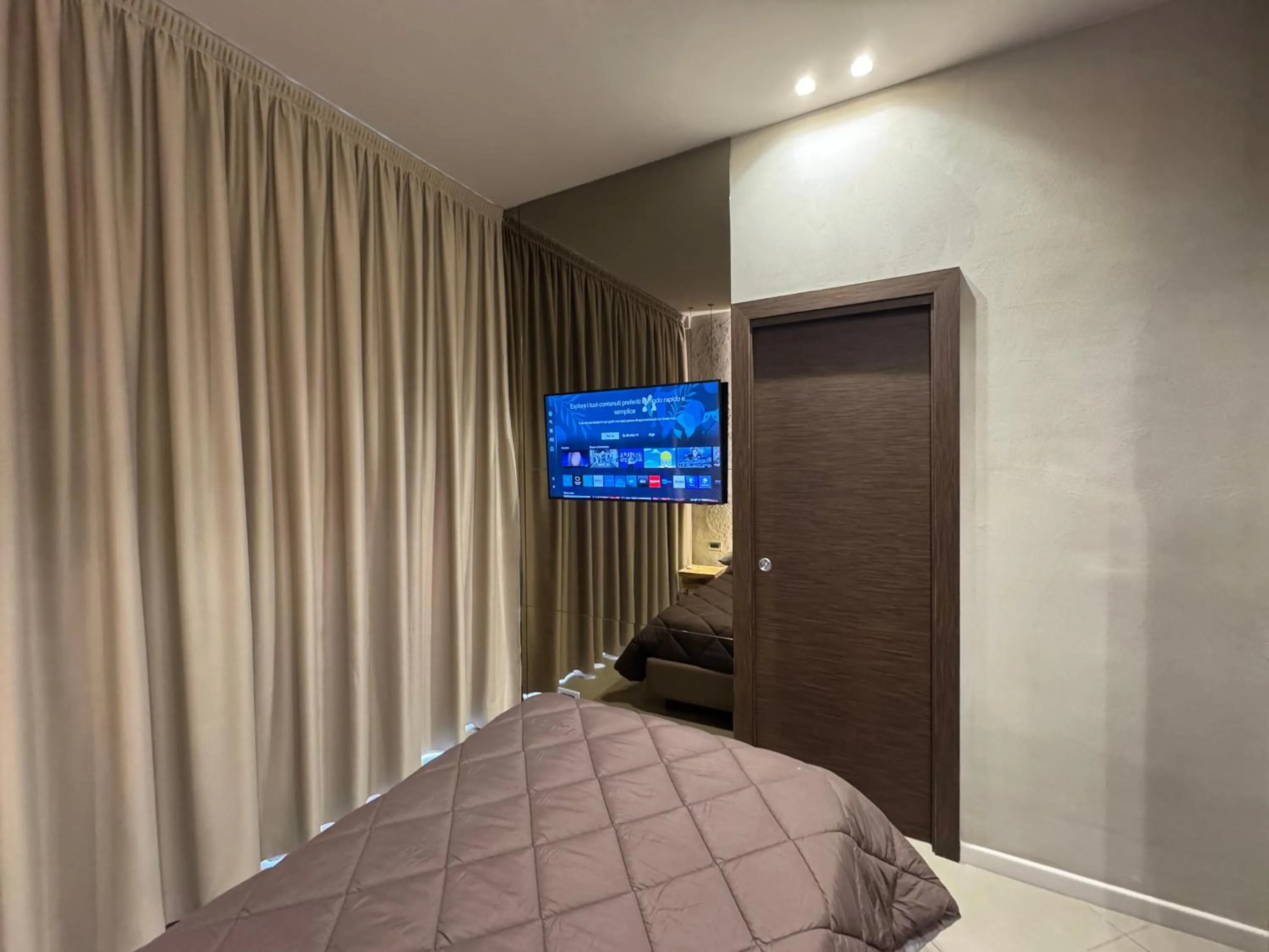 TV and multimedia, Bed in Tropicana Room