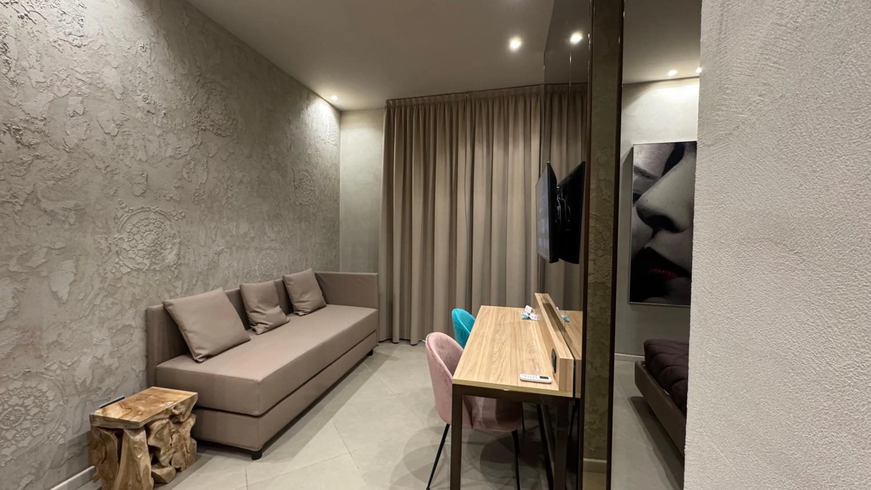 TV and multimedia in Tropicana Room