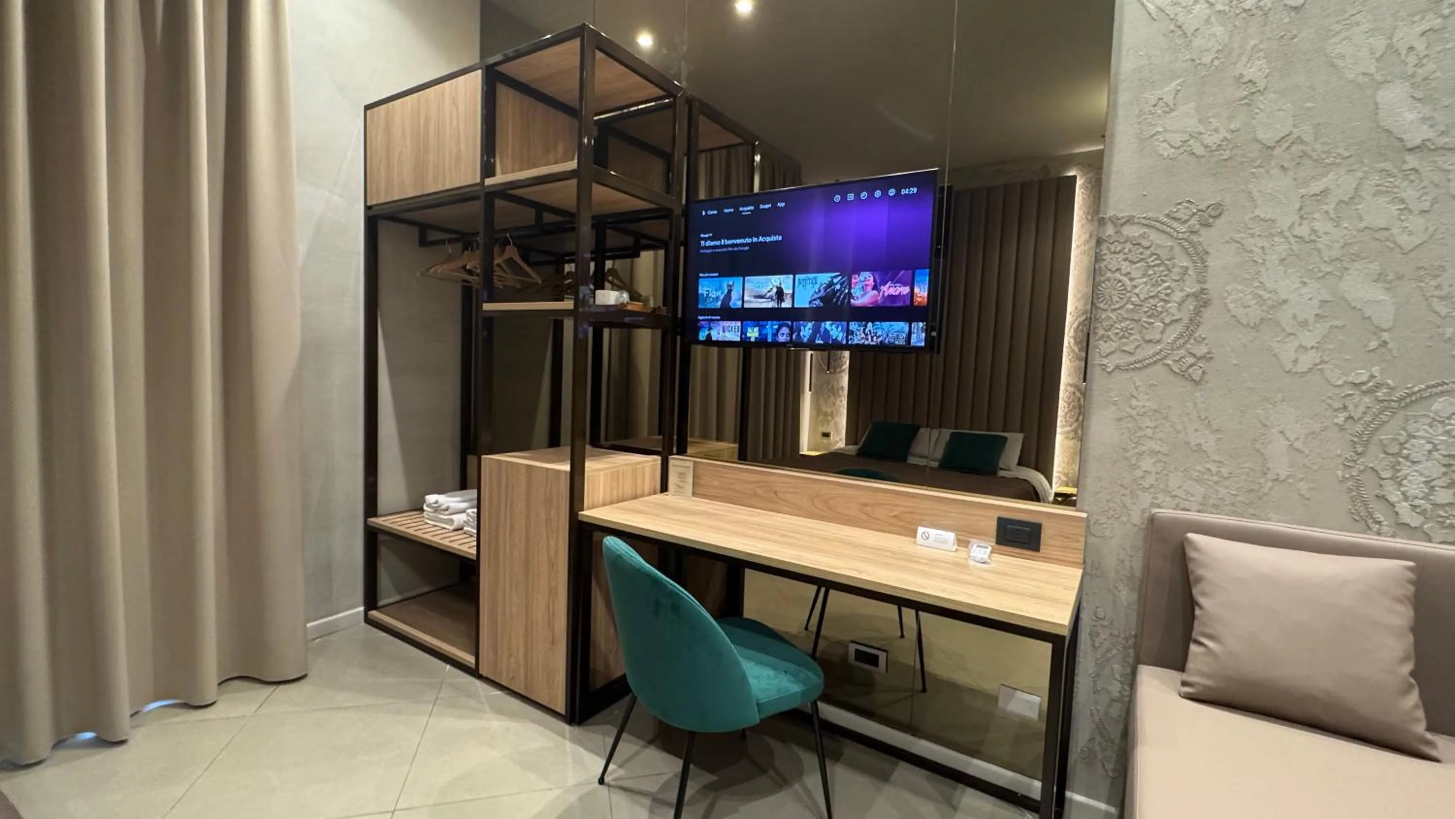 TV and multimedia in Tropicana Room