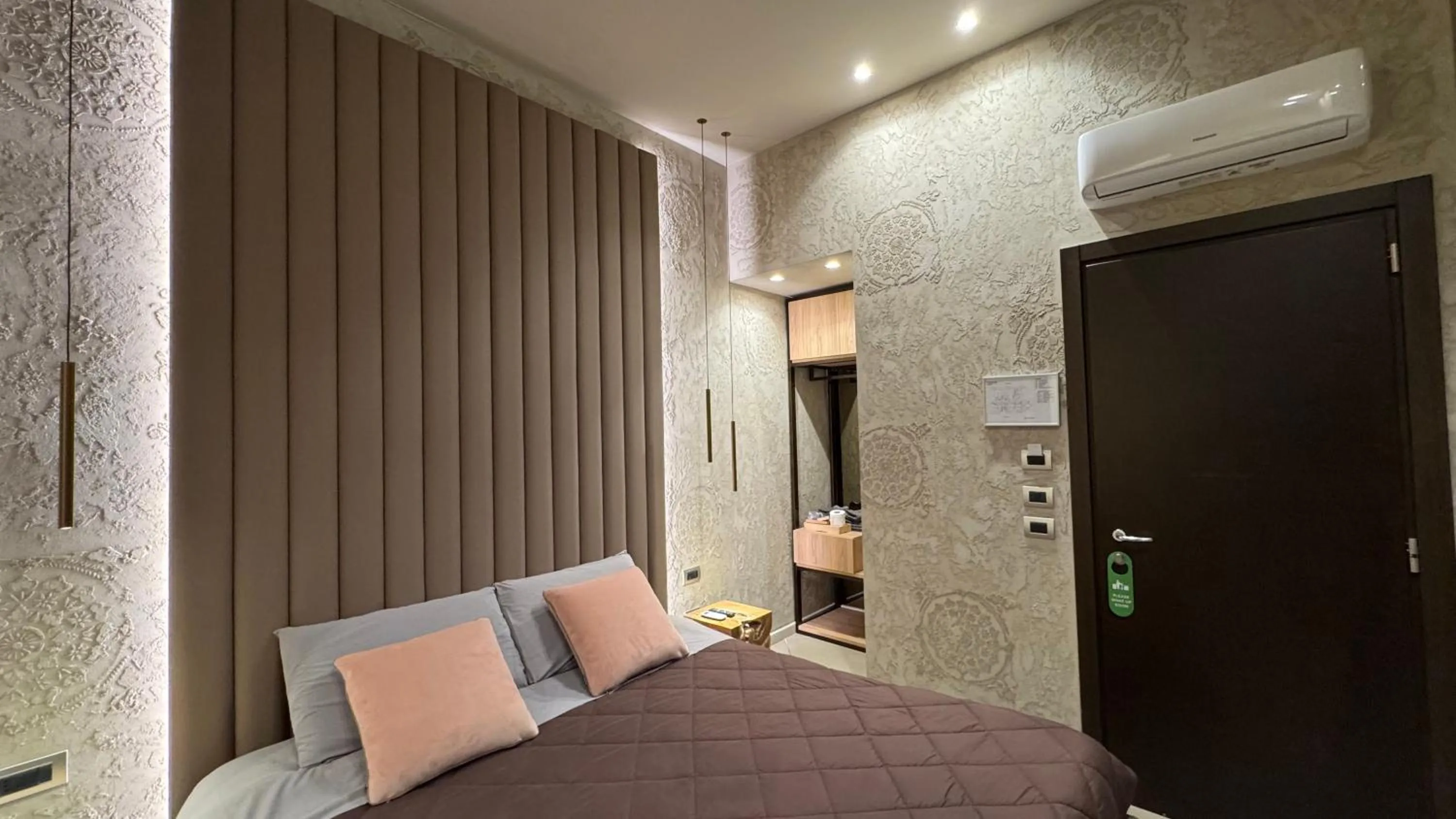 Photo of the whole room, Bed in Tropicana Room