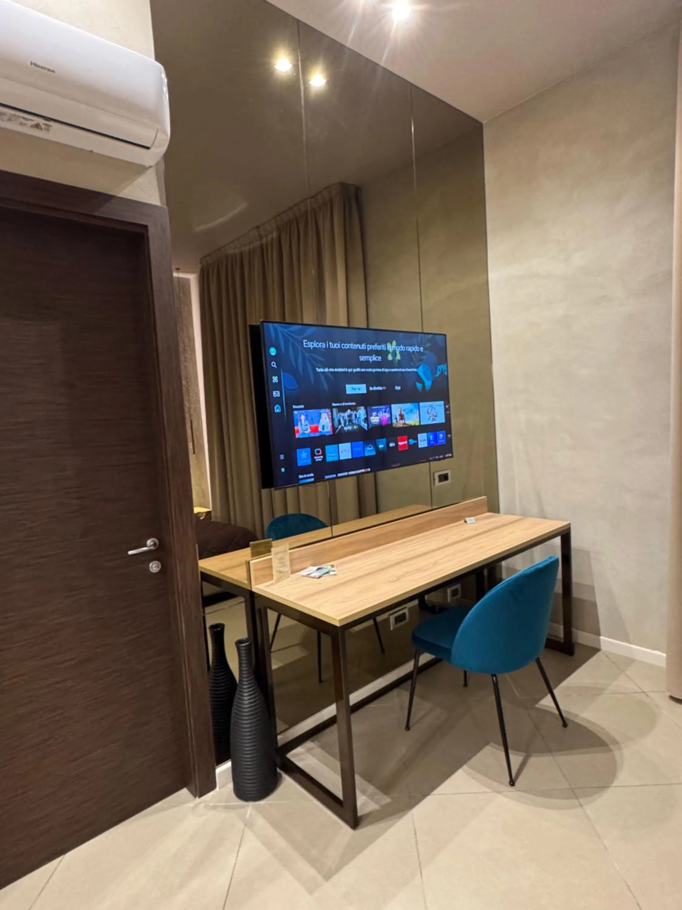 TV and multimedia in Tropicana Room