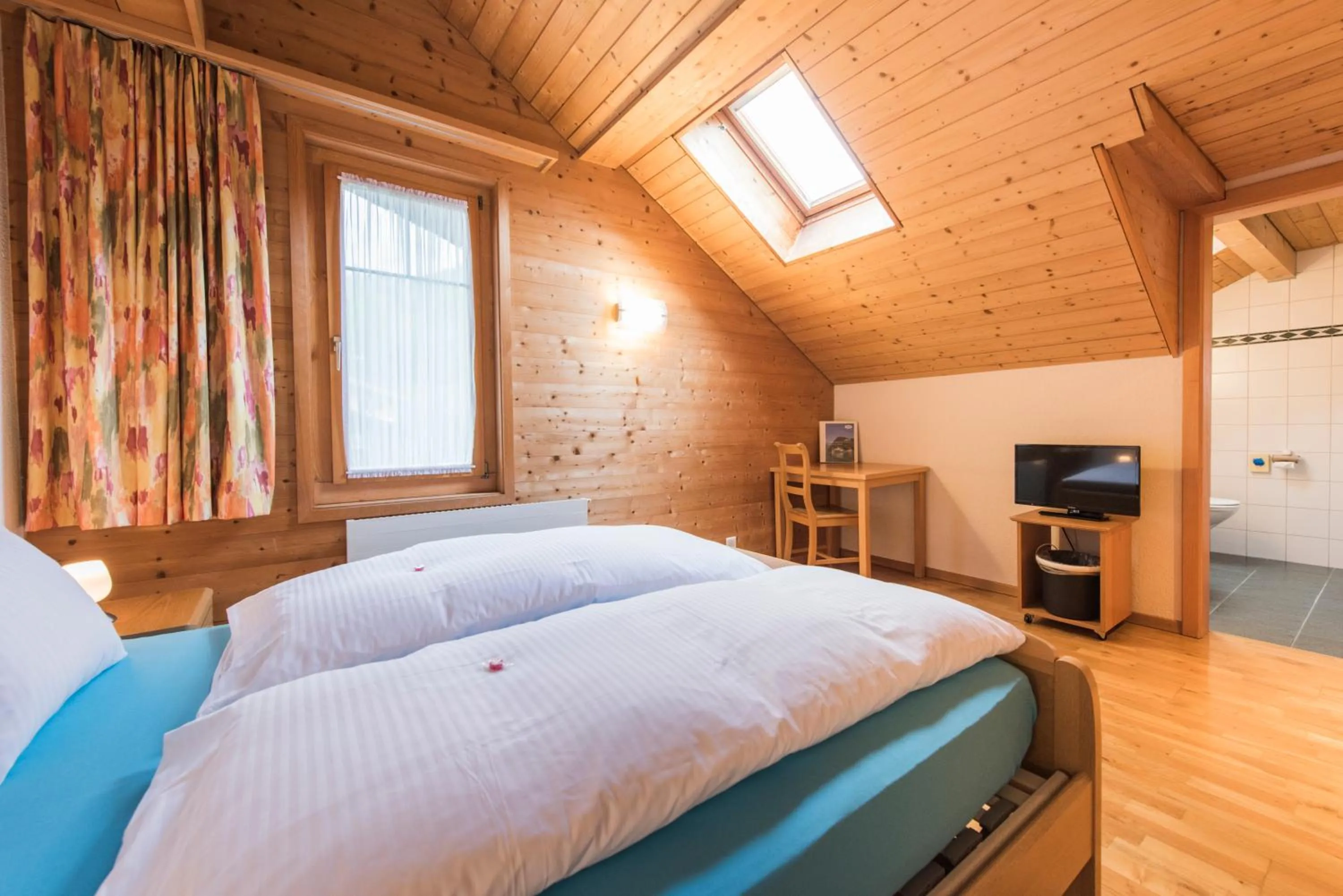 Bed in Hotel Alpenrose beim Ballenberg