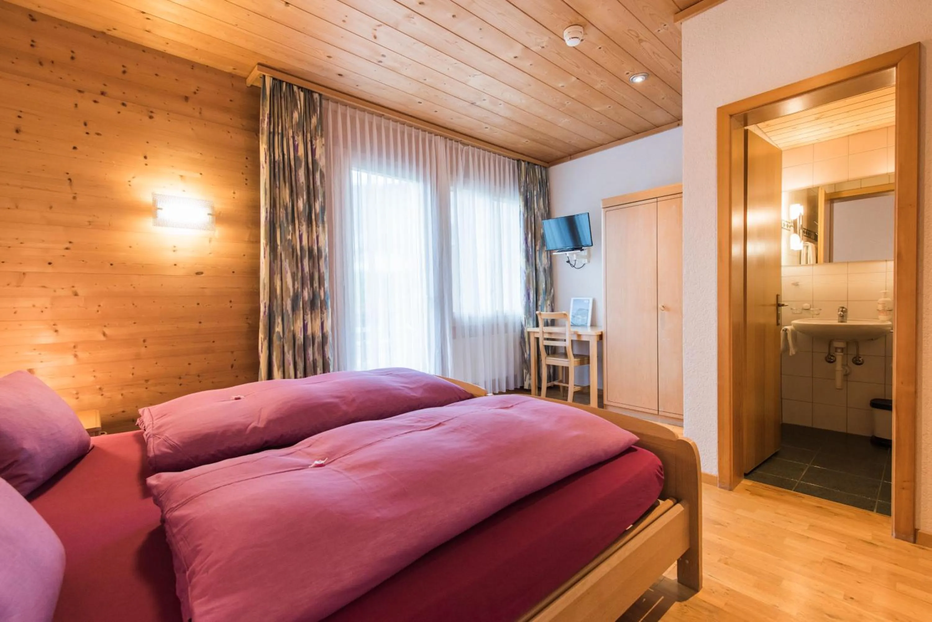 Bed in Hotel Alpenrose beim Ballenberg