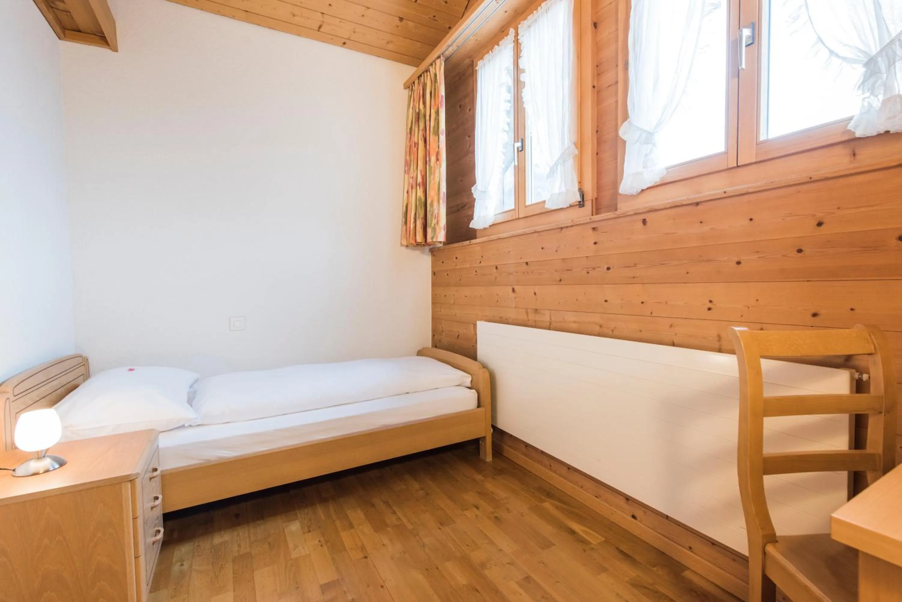 Bed in Hotel Alpenrose beim Ballenberg