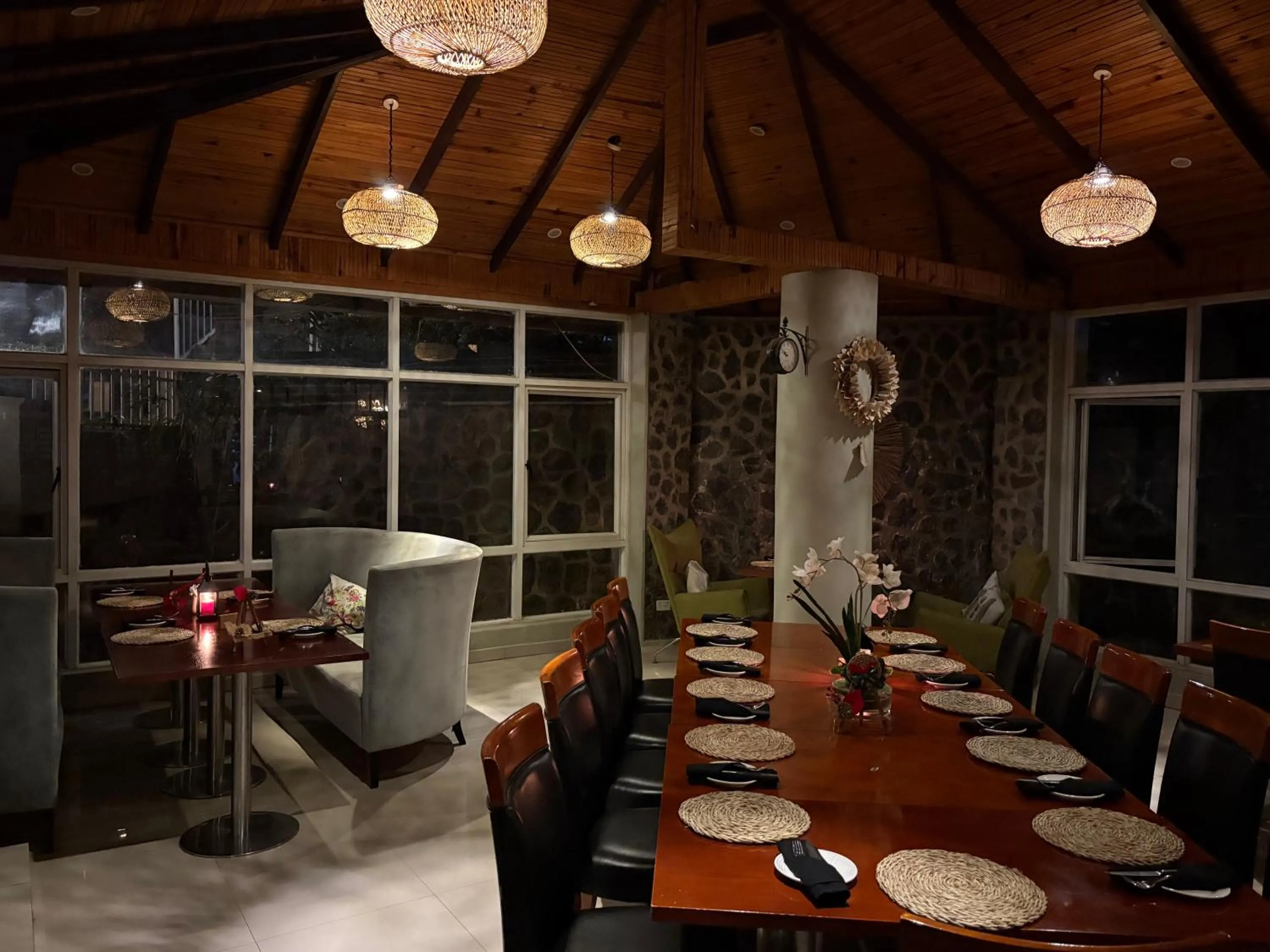 Restaurant/places to eat in Serendib Suites and Conference Center