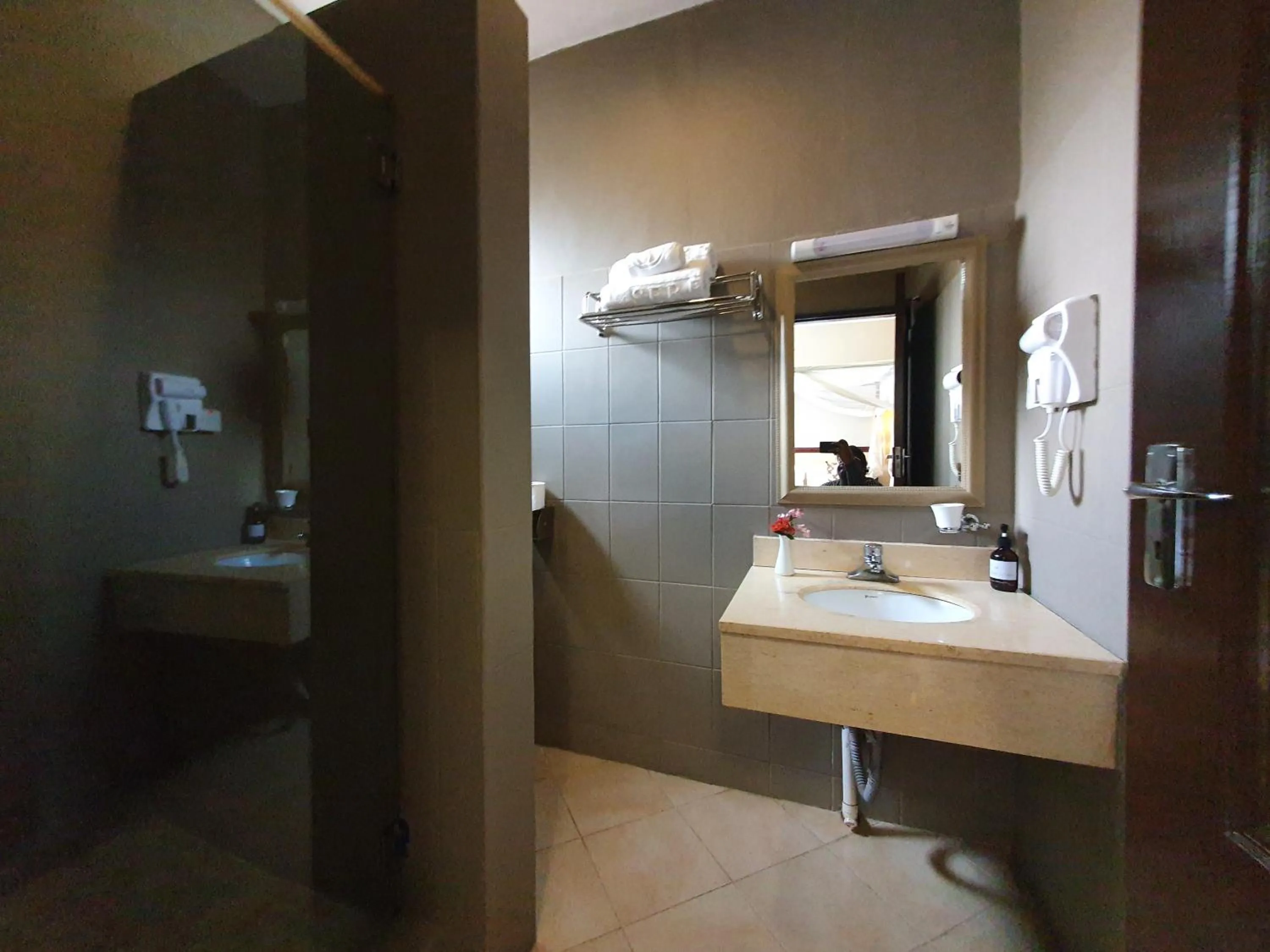 Bathroom in Serendib Suites and Conference Center