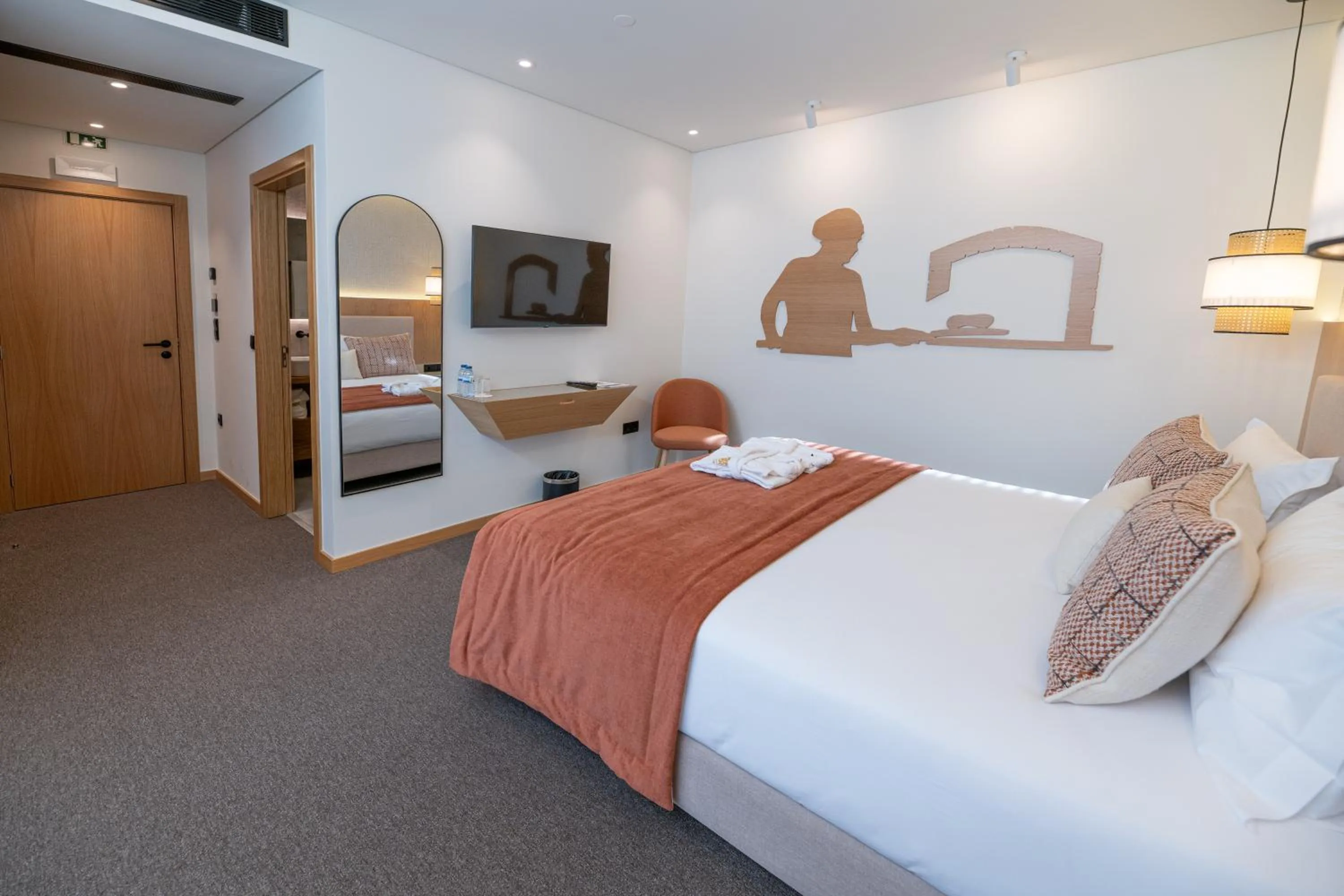 Communal lounge/ TV room, Bed in Favaios Aldeia Resort - Casa das Padeiras