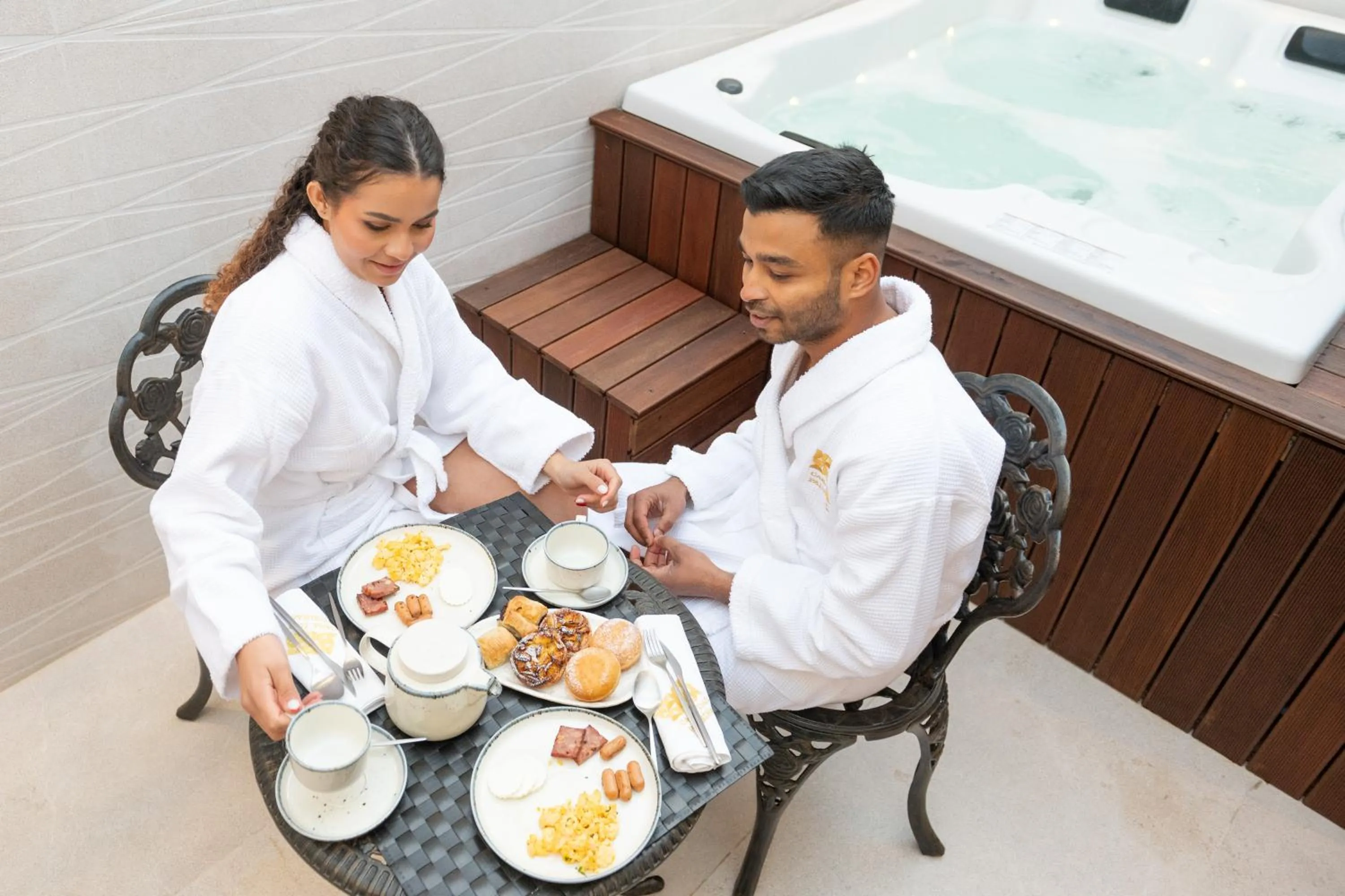 People in Favaios Aldeia Resort - Casa das Padeiras