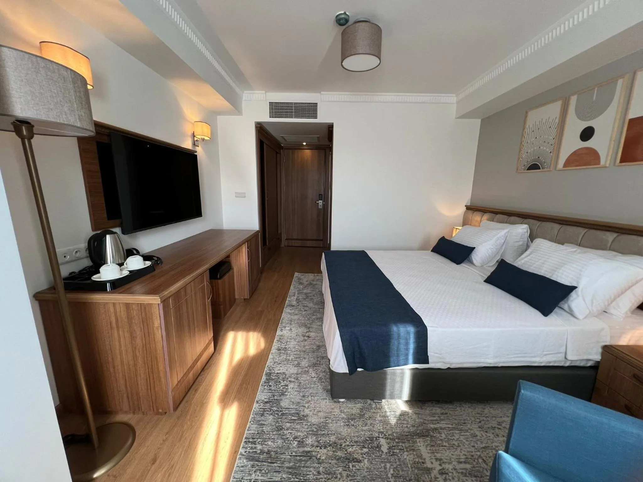 Communal lounge/ TV room, Bed in İstanblu Hotel&Spa