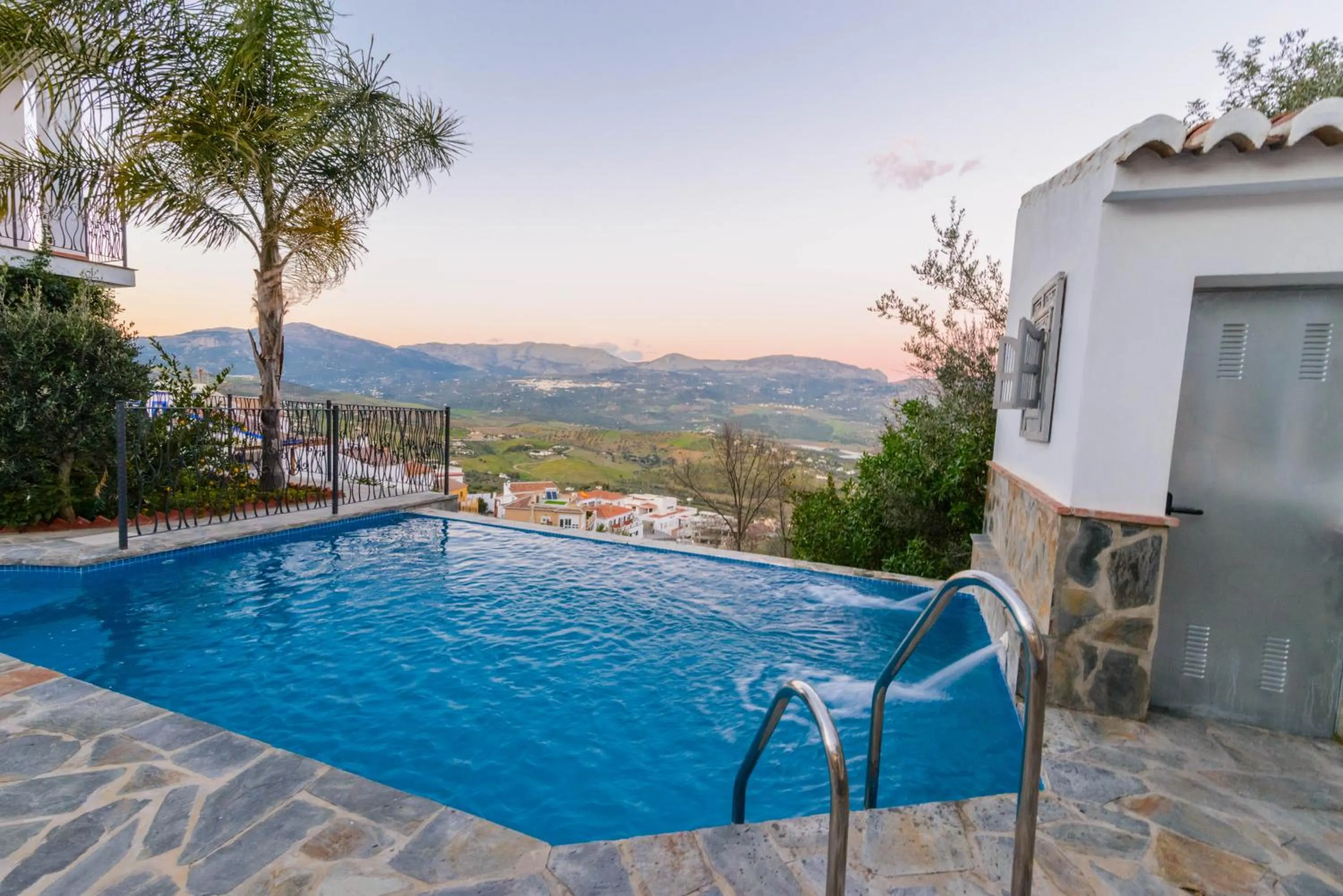 Swimming pool in Las Orquideas Hotel Spain