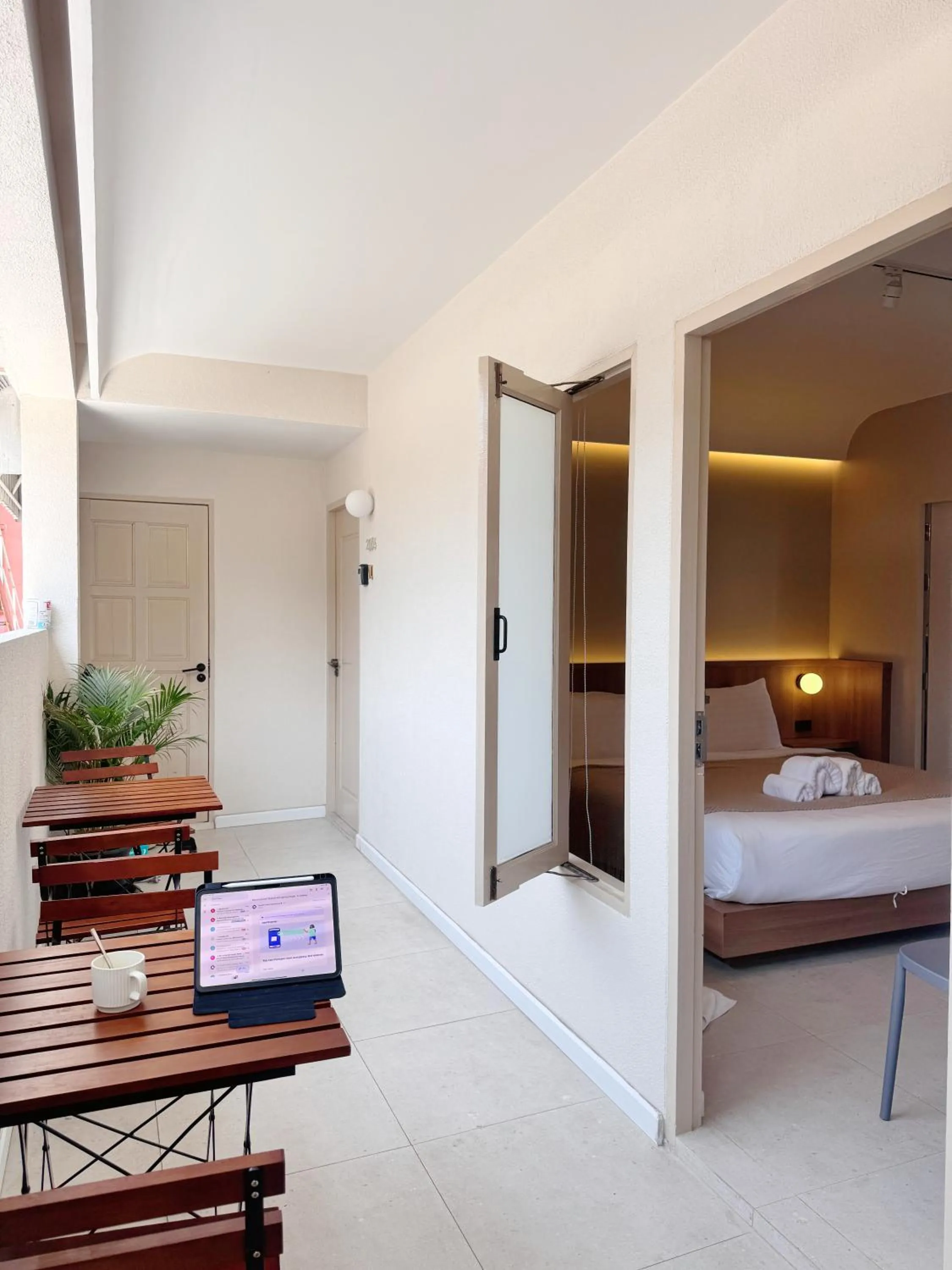 Facade/entrance, Bed in Urban room samed