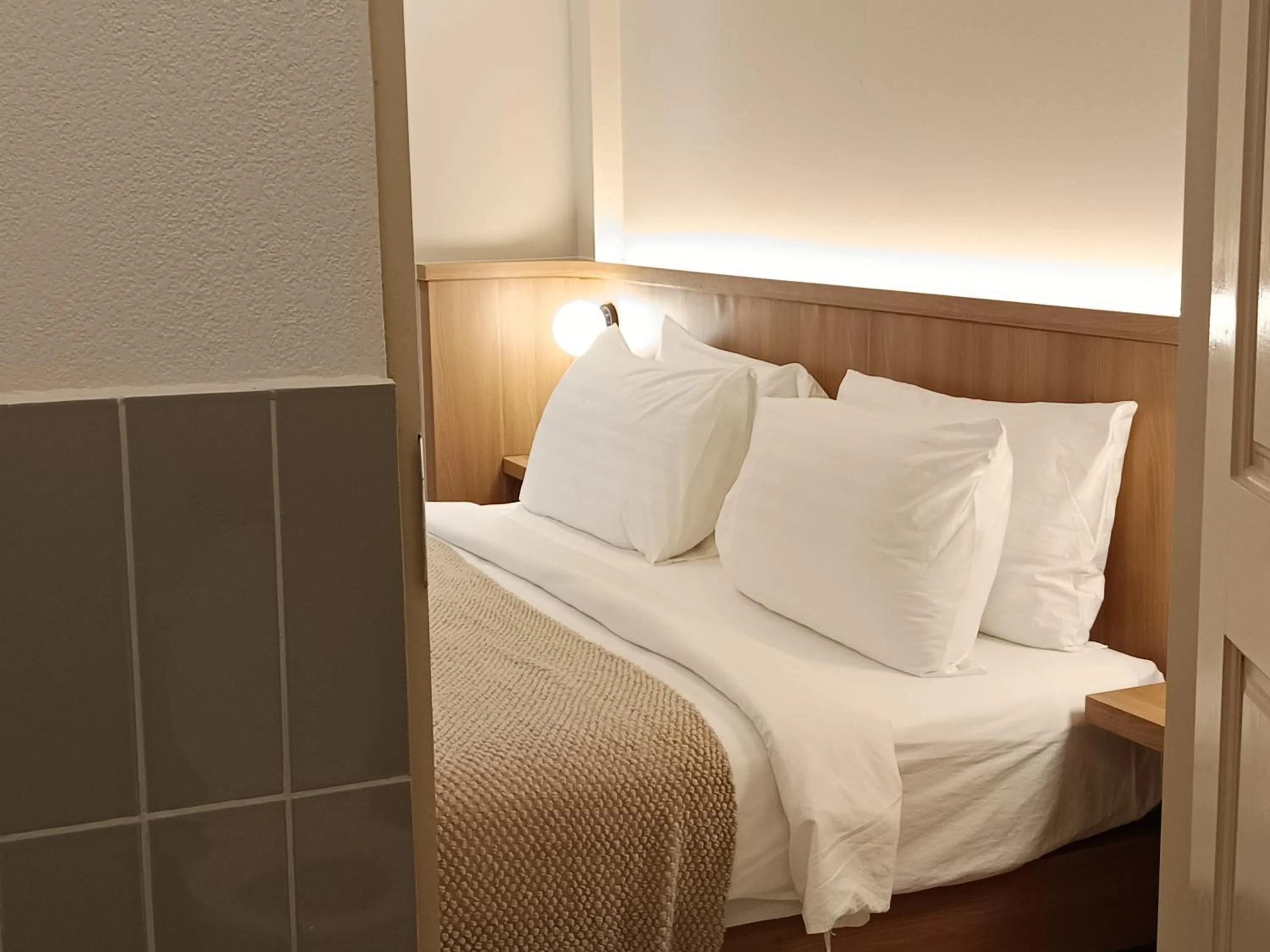 Bed in Urban room samed