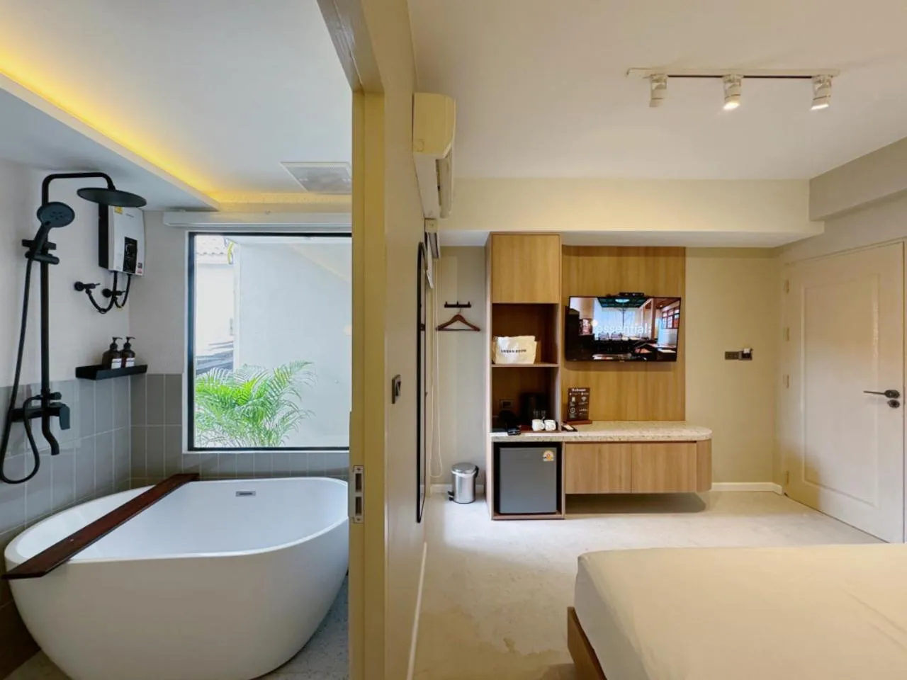 Photo of the whole room, Bed in Urban room samed