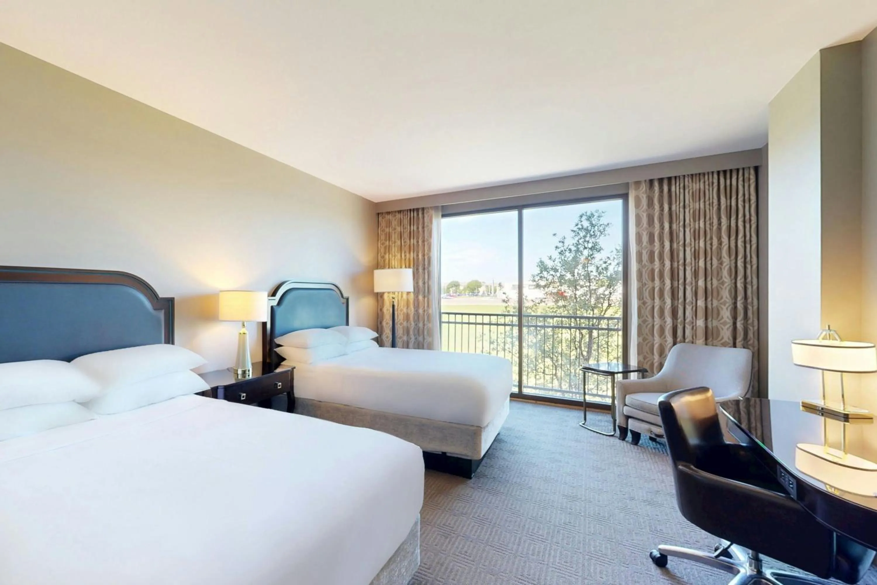 Photo of the whole room, Bed in Sheraton McKinney