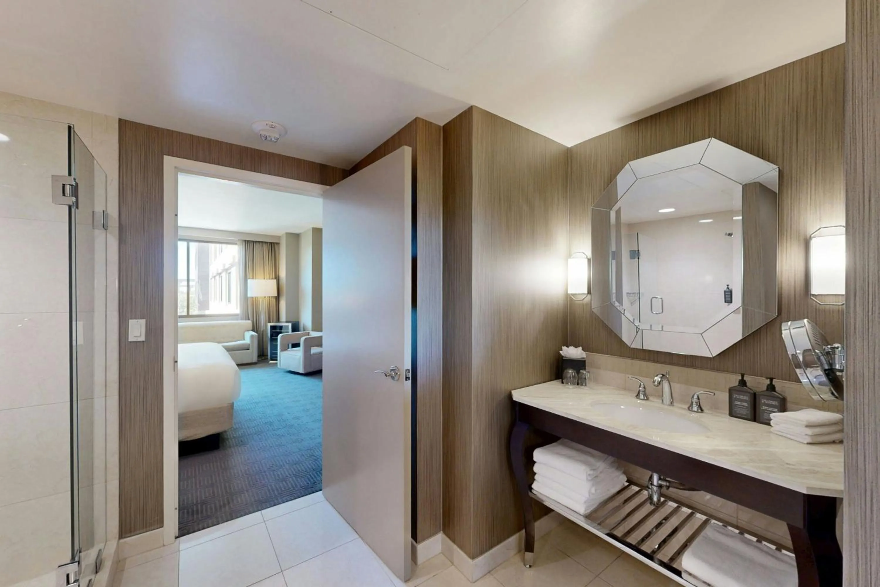 Bathroom, Bed in Sheraton McKinney