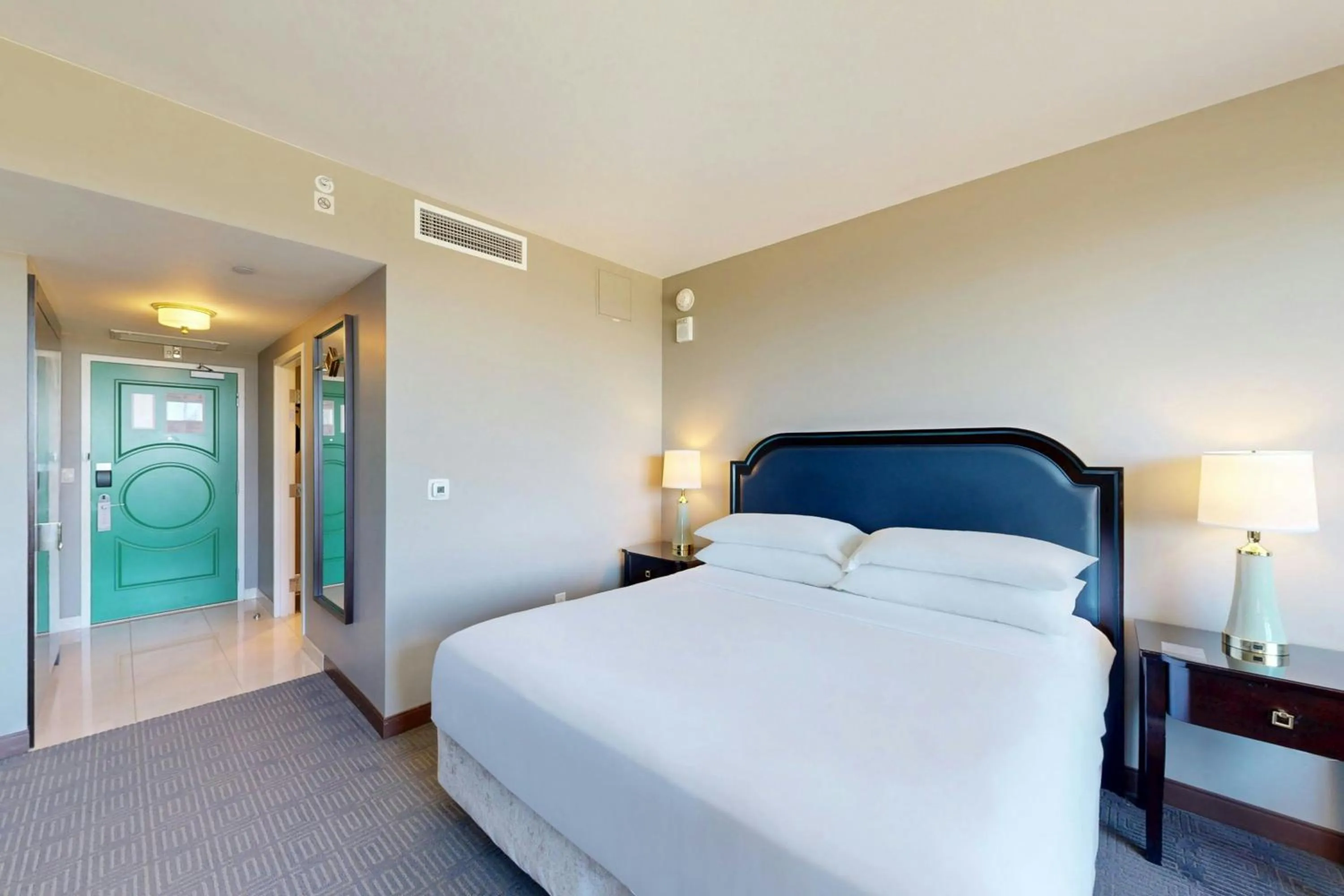 Photo of the whole room, Bed in Sheraton McKinney