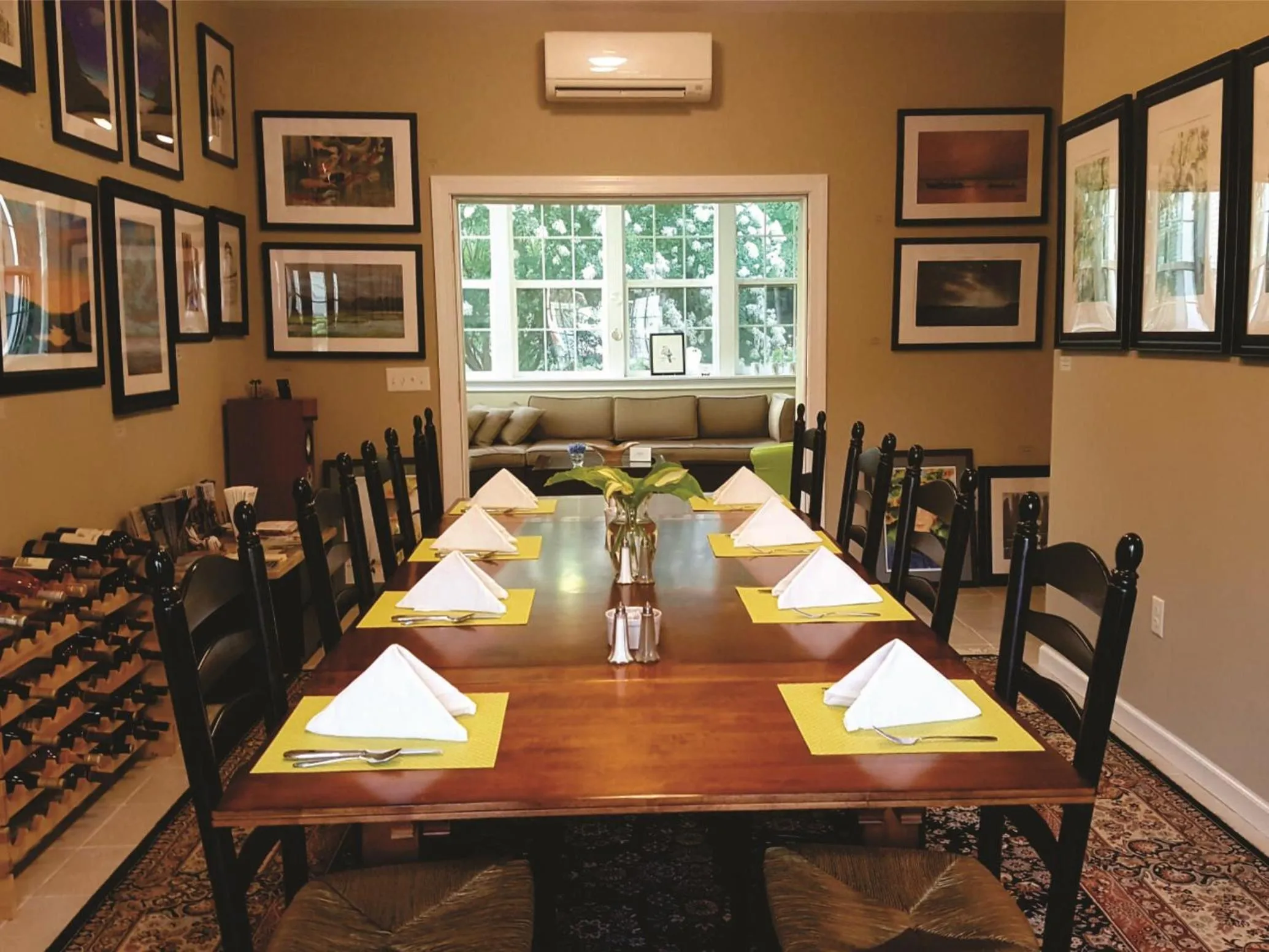 Dining area in Haven Point Inn