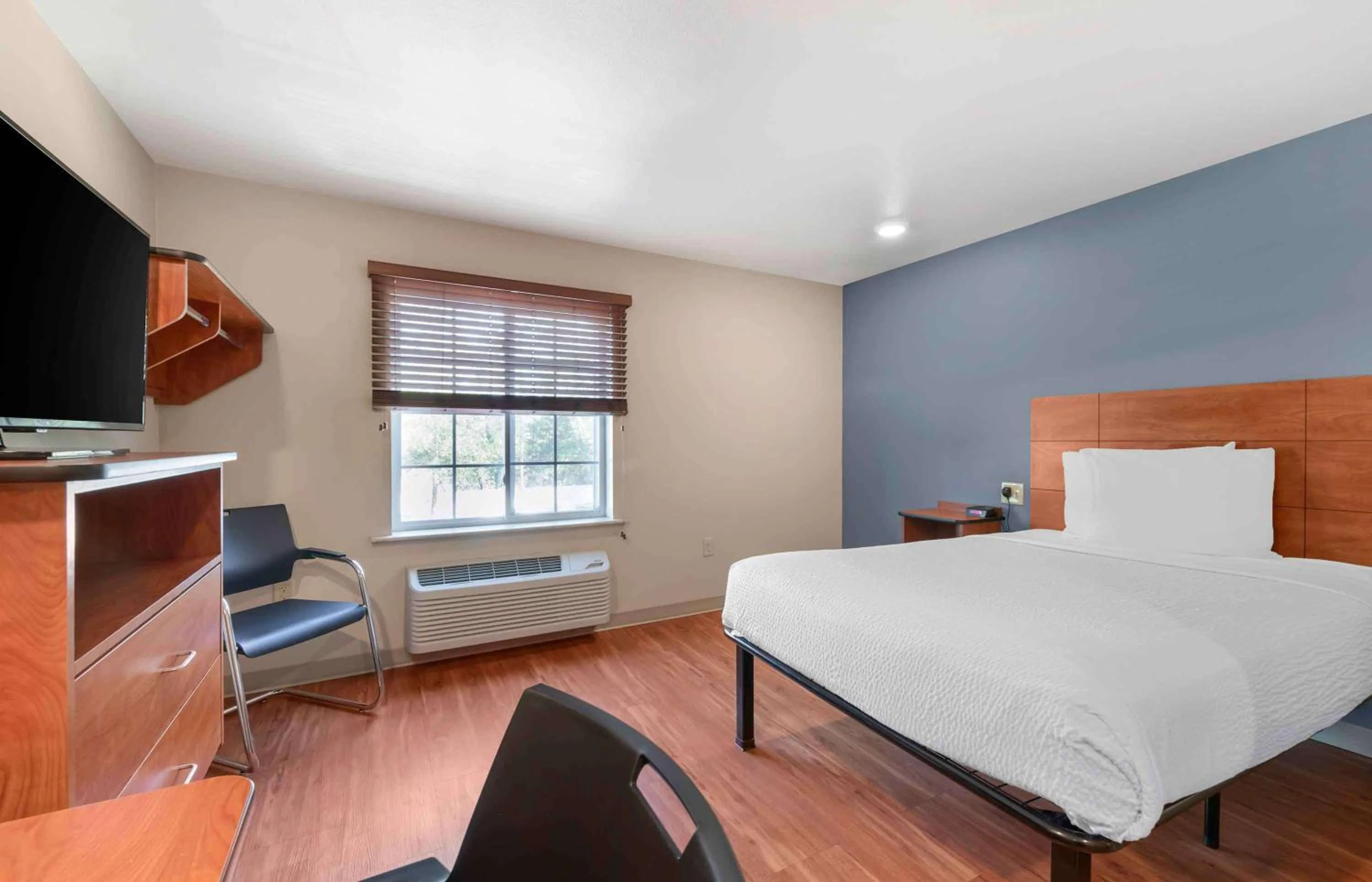 Bedroom, Bed in Extended Stay America Select Suites - Gainesville