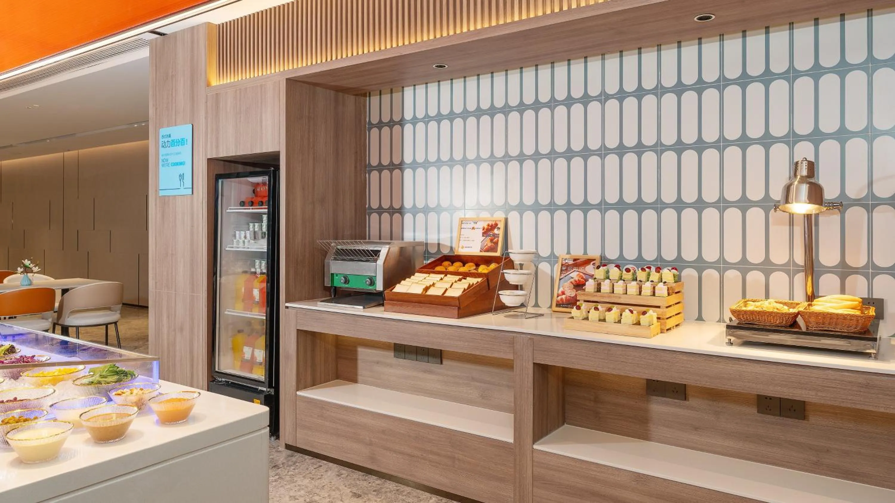 Restaurant/places to eat in Holiday Inn Express Xi'an North Station by IHG