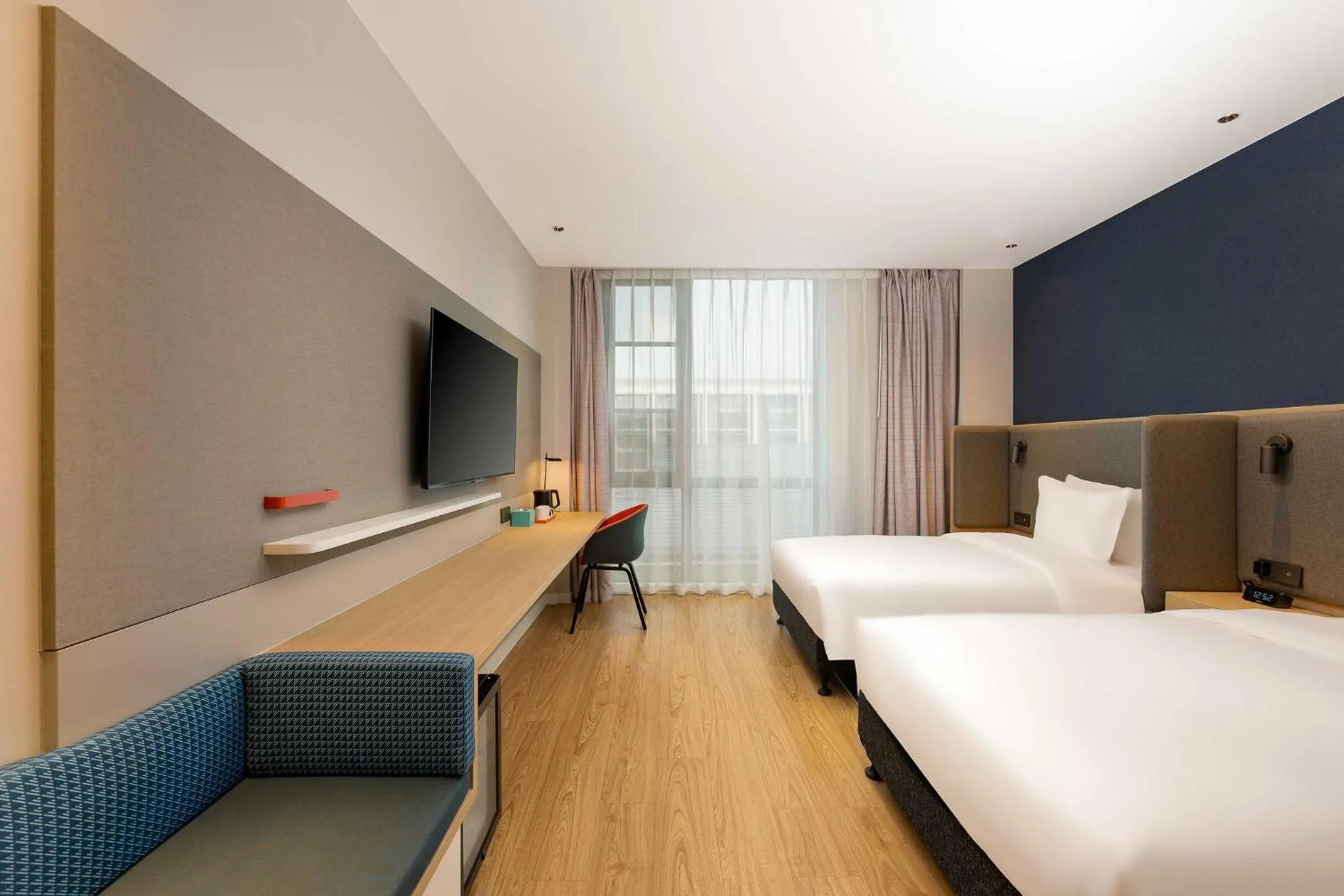 Photo of the whole room, Bed in Holiday Inn Express Wuxi East Station by IHG