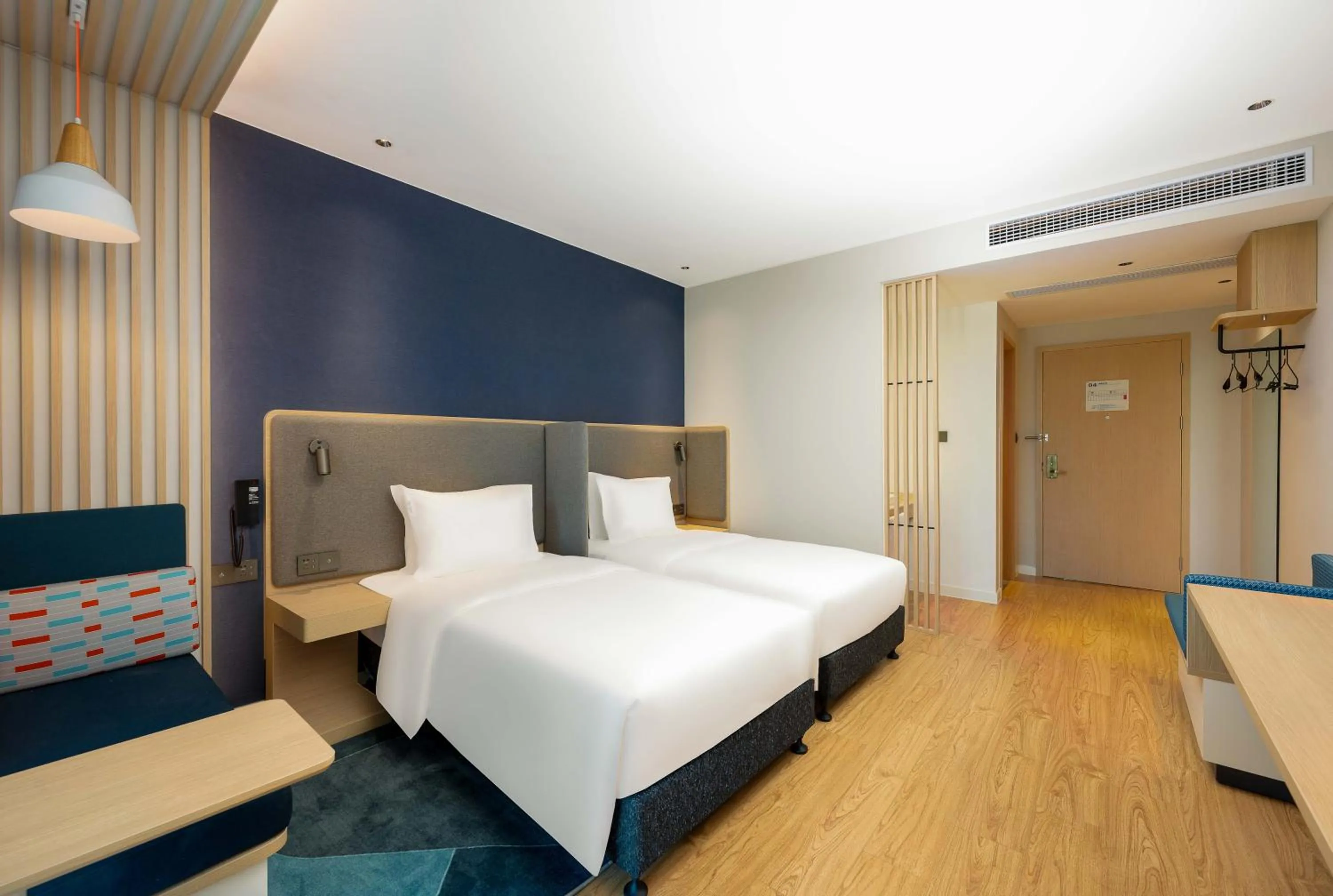 Photo of the whole room, Bed in Holiday Inn Express Wuxi East Station by IHG