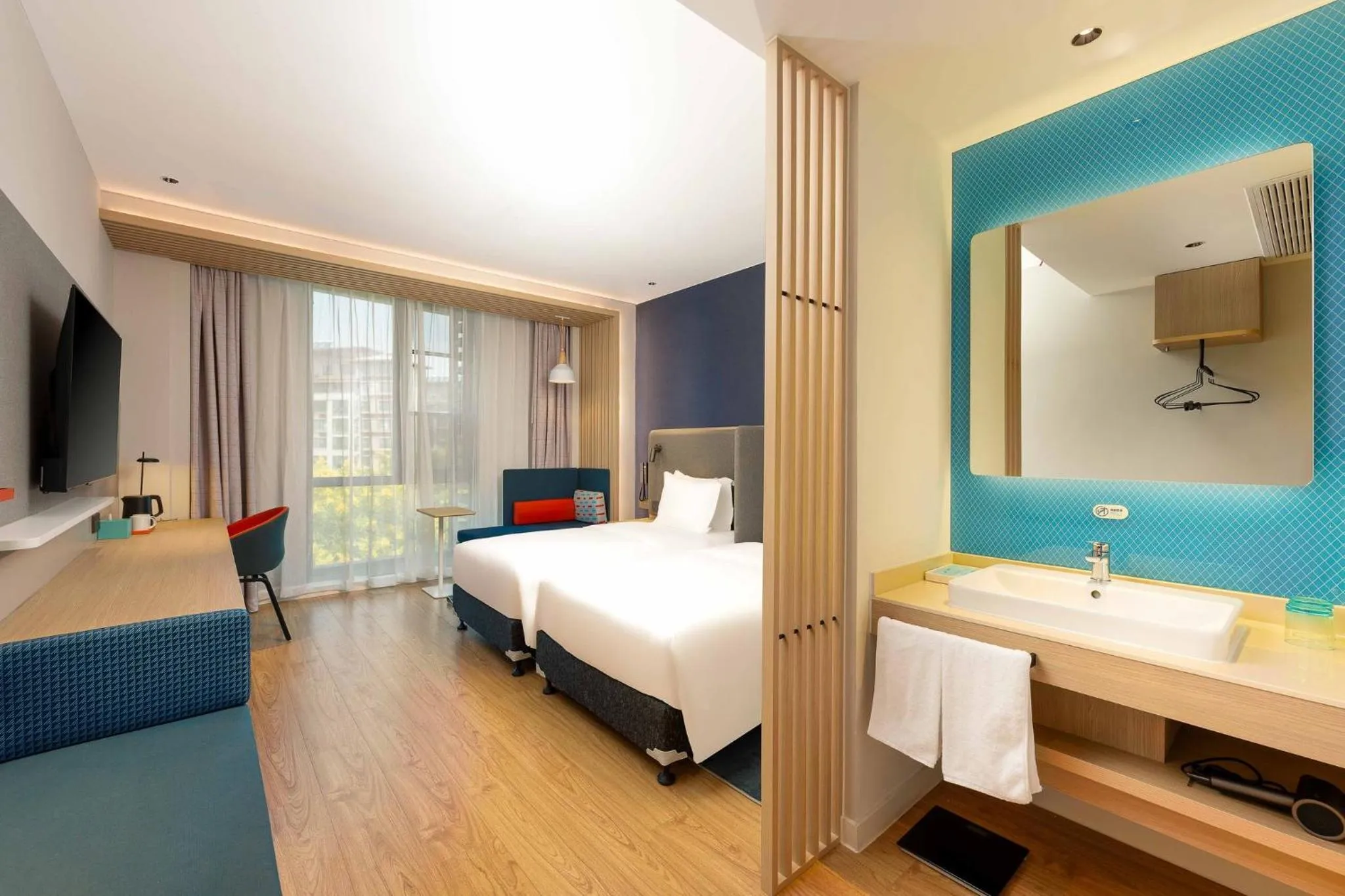 Photo of the whole room, Bed in Holiday Inn Express Wuxi East Station by IHG