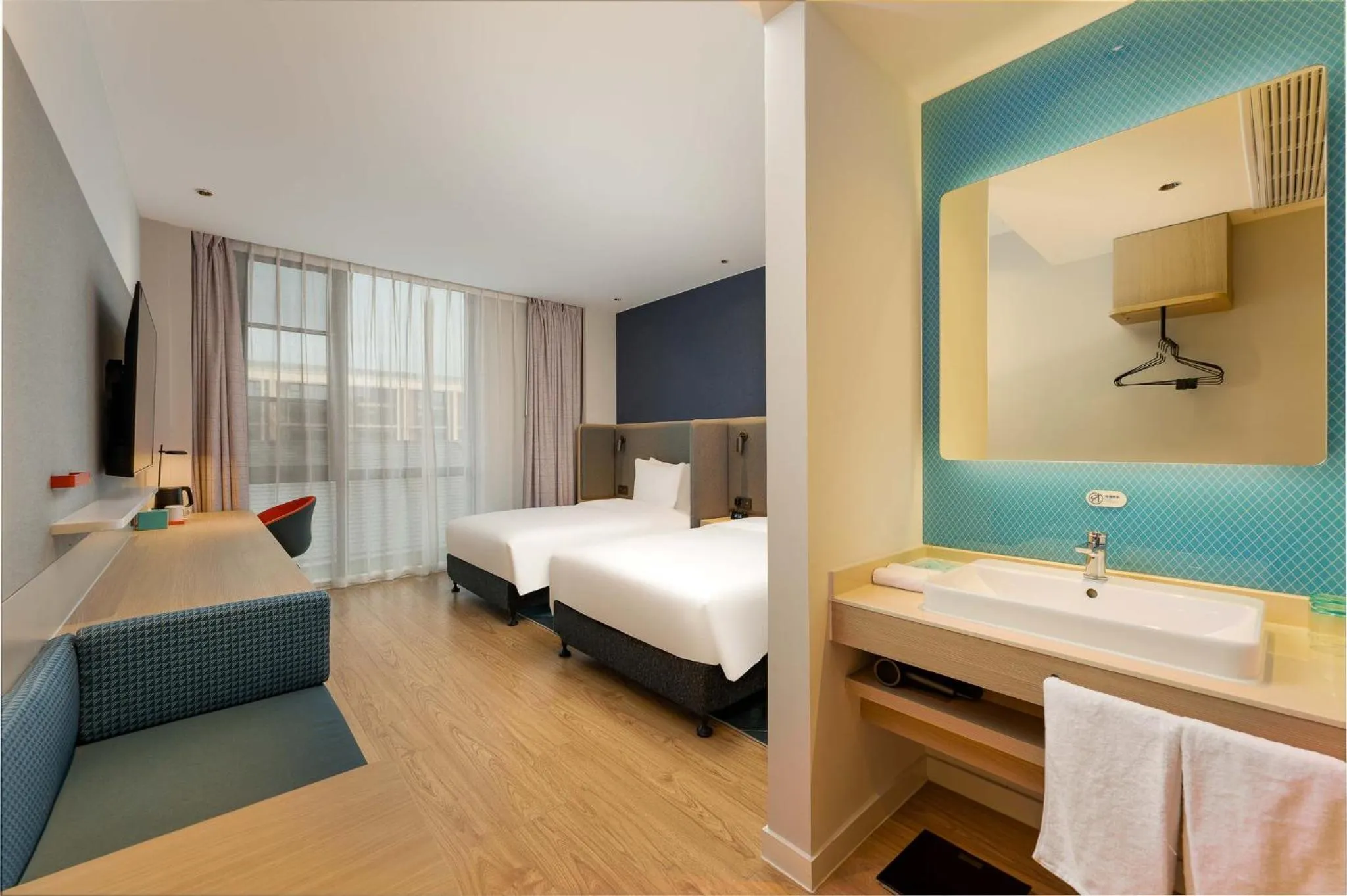 Photo of the whole room, Bed in Holiday Inn Express Wuxi East Station by IHG