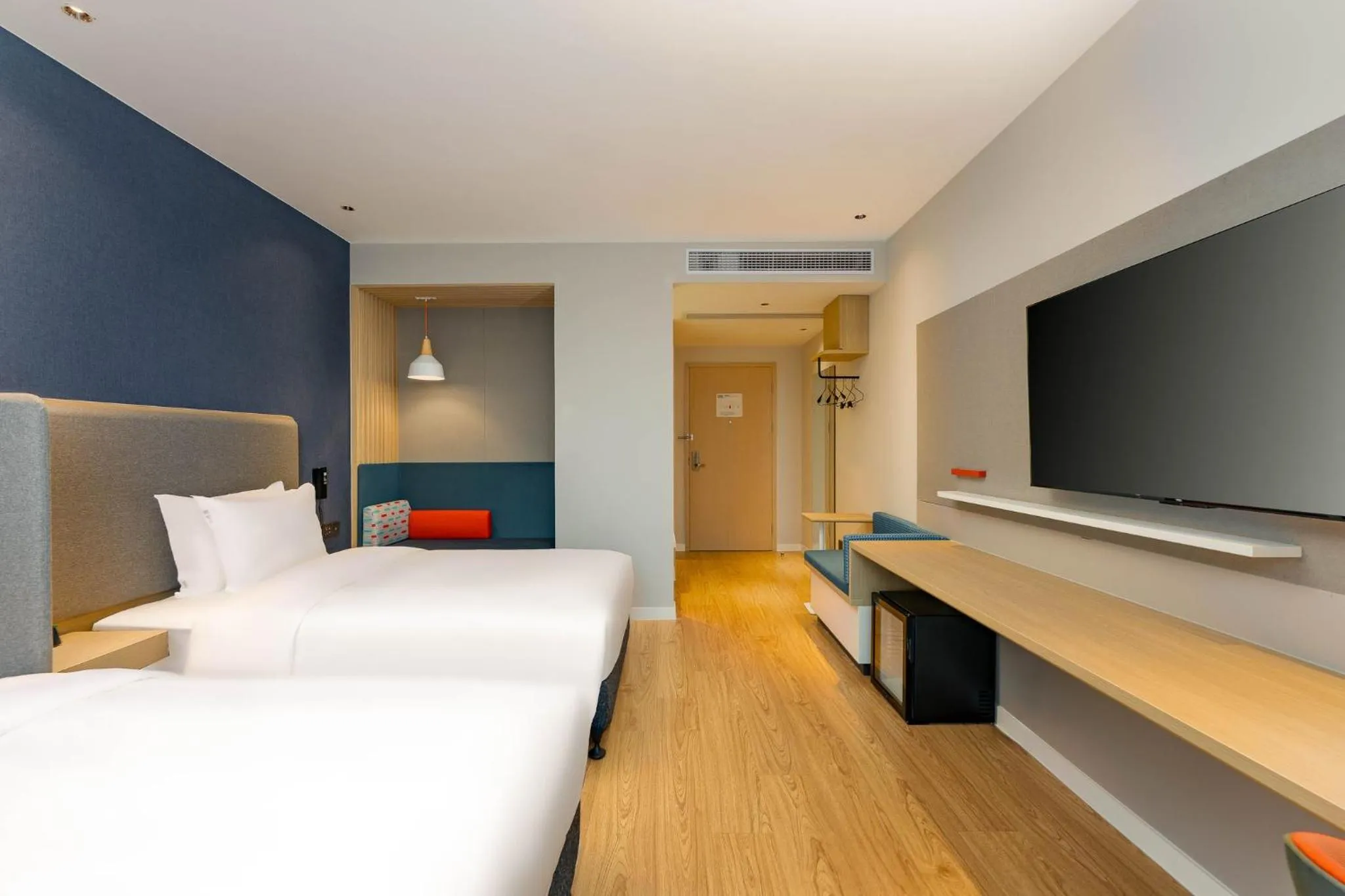 Photo of the whole room, Bed in Holiday Inn Express Wuxi East Station by IHG